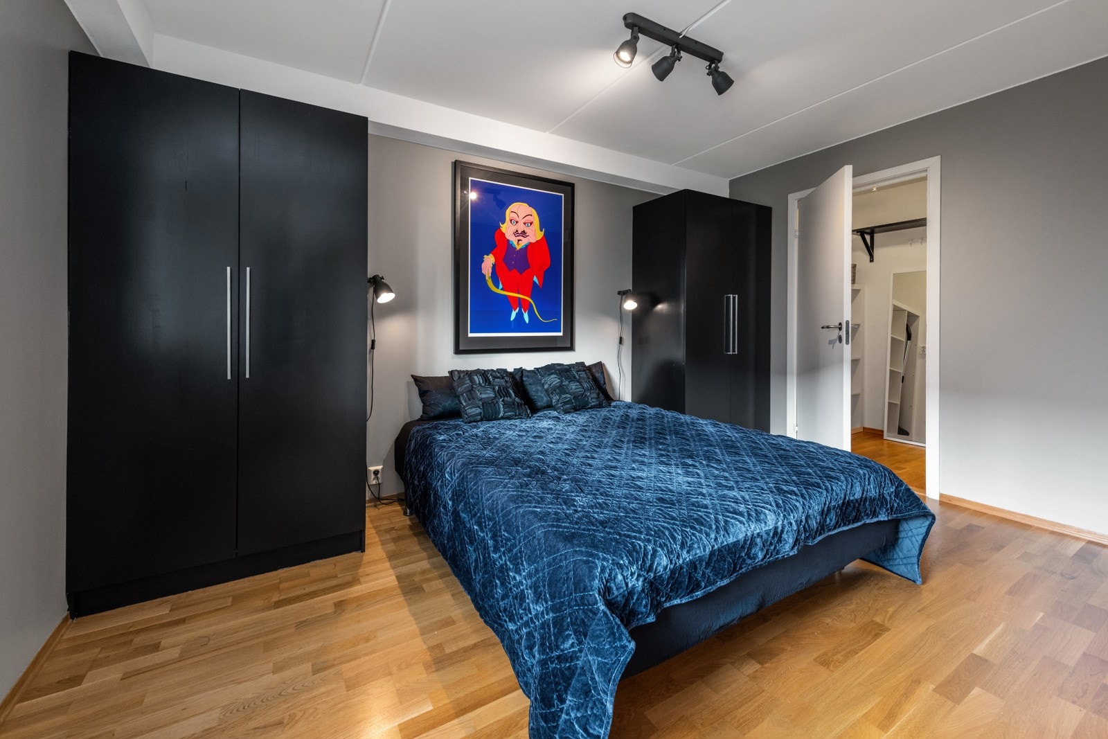 God plas til dobbeltseng og soveromsmøbler Galleribilde