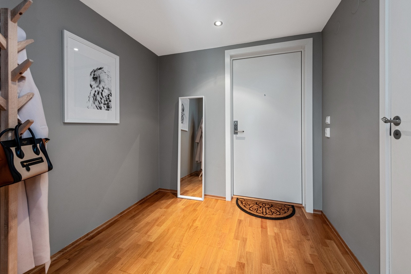 Romslig entré Galleribilde