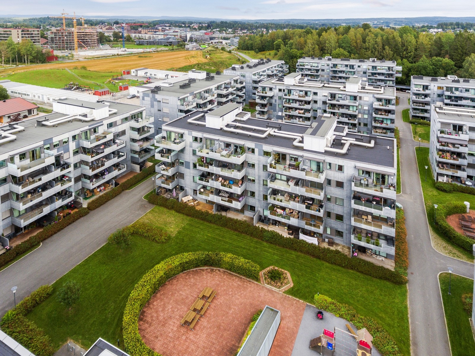 Fellesarelene er parkmessig opparbeidet med grøntarealer, lekearealer, adkomstarealer, mm Galleribilde