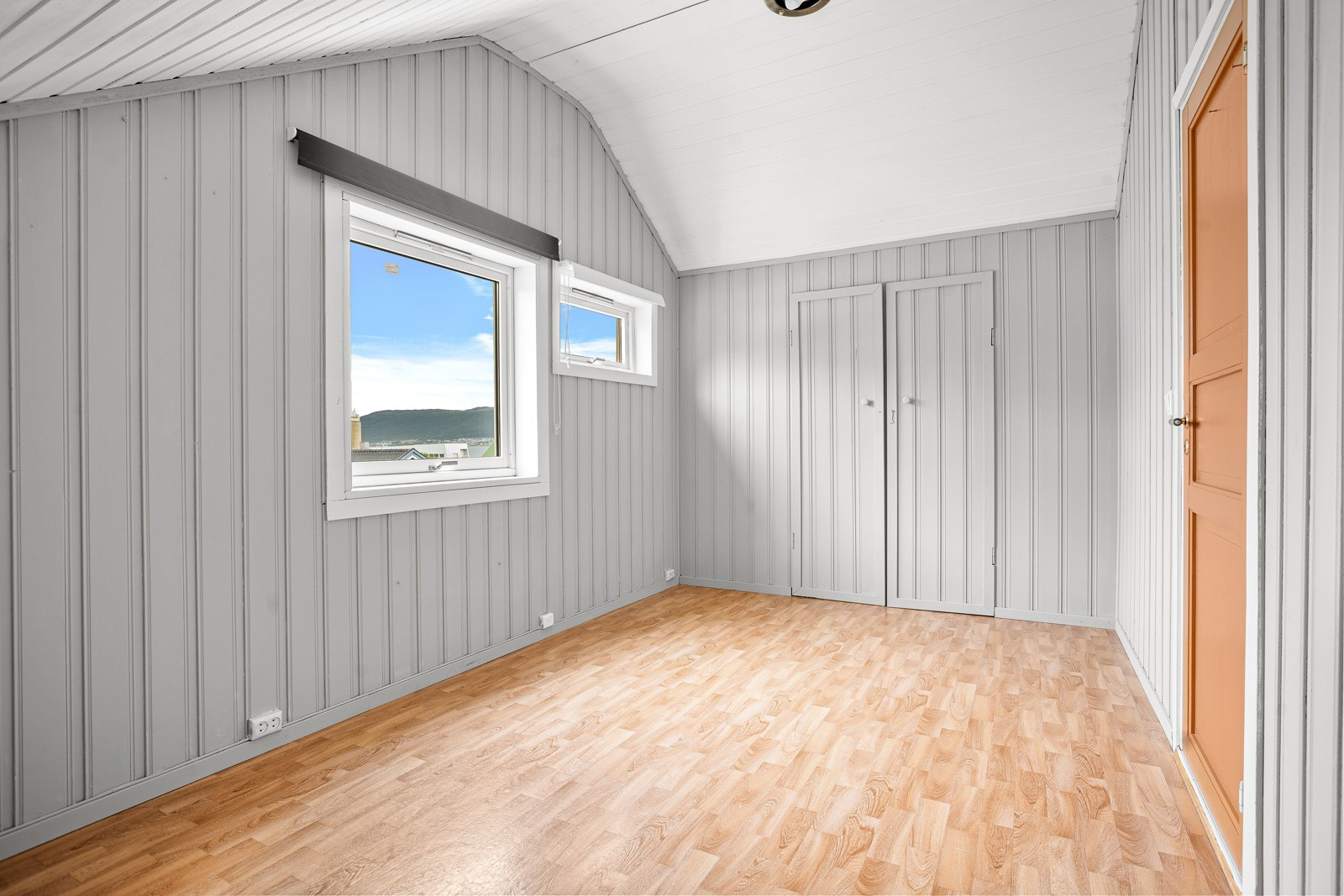 Boligen ligger i en sidegate i Skagesundvegen og grenser til stille og rolige omgivelser.