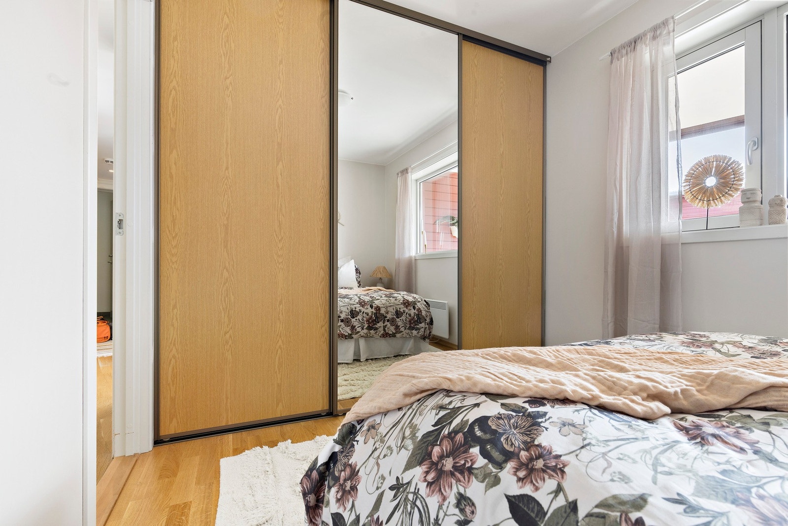 Soverom 1 innredet med garderobeskap. Galleribilde