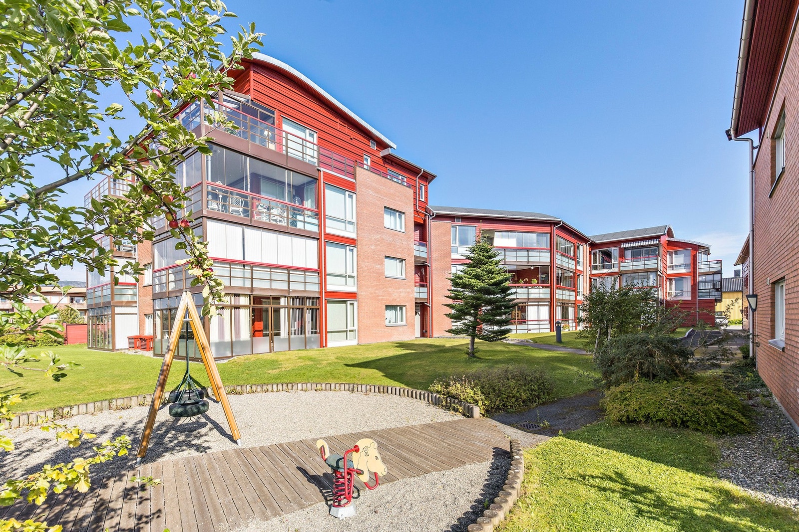 Flott, opparbeidet uteareal som disponeres av sameiet. Galleribilde