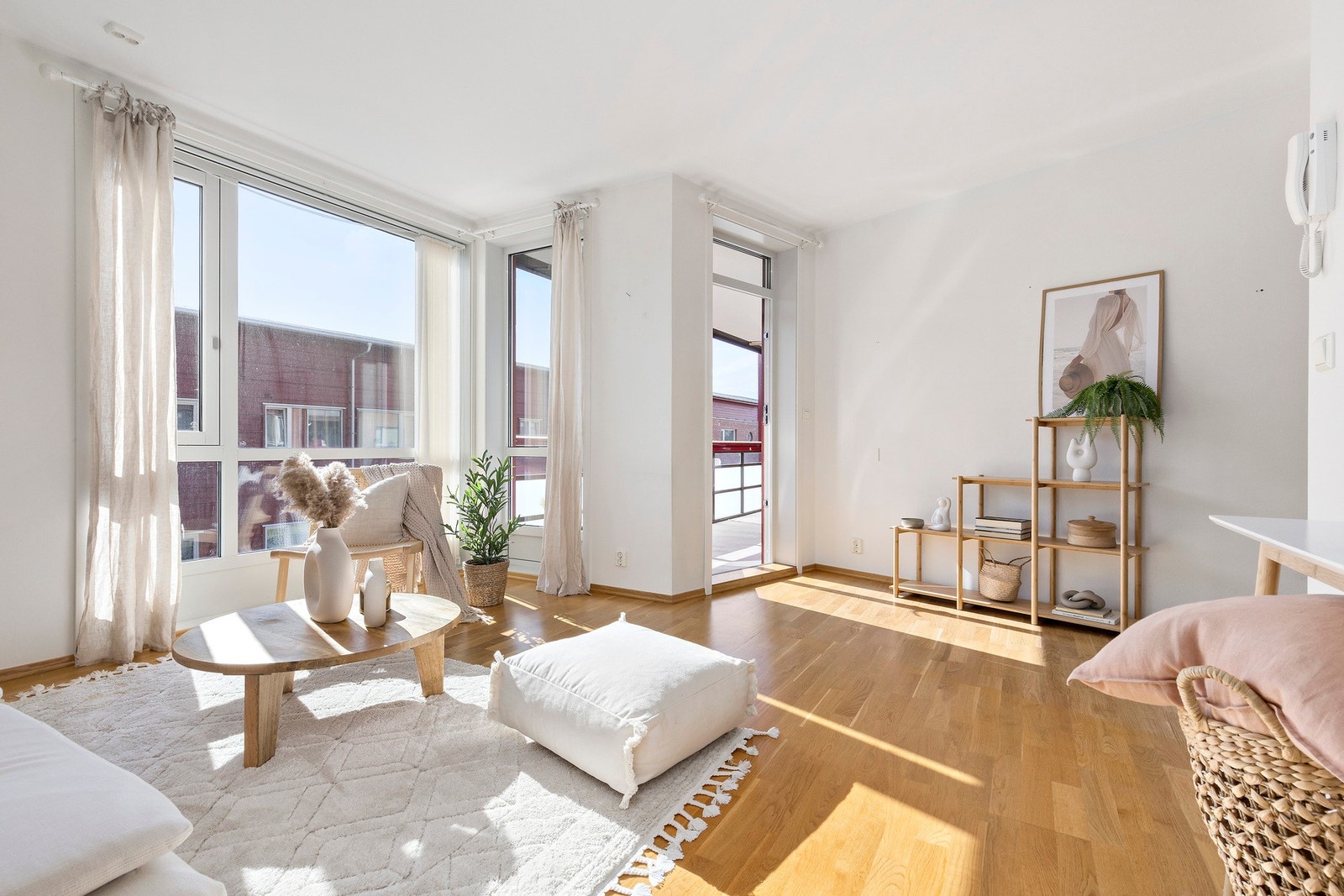 Utgang til innglasset balkong fra stue. Galleribilde