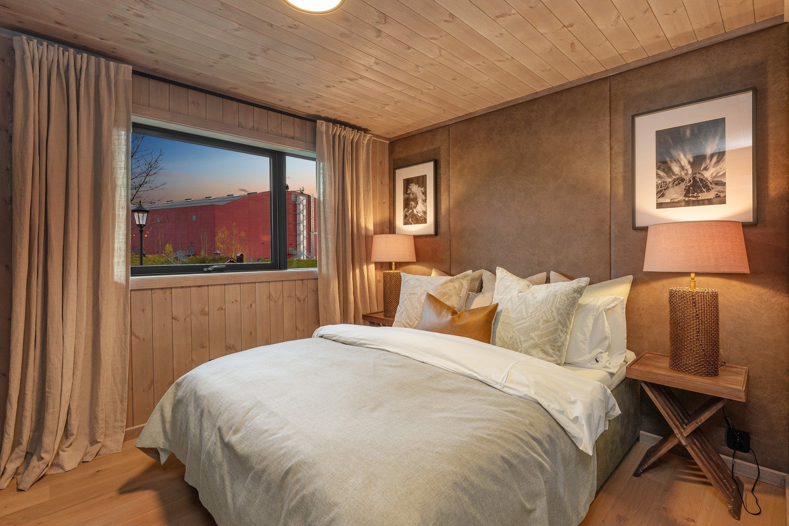 Bilde fra vår visningshytte til inspirasjon. Master bedroom med god plass til stor dobbeltseng. Galleribilde