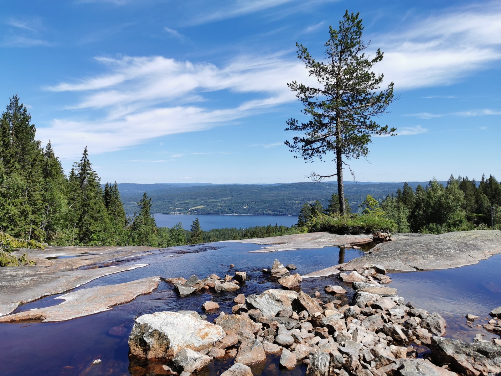 Bilde fra Brøttet, et turmål i nærområdet med spisebenker og flott utsikt mot både bygd og fjell. Galleribilde