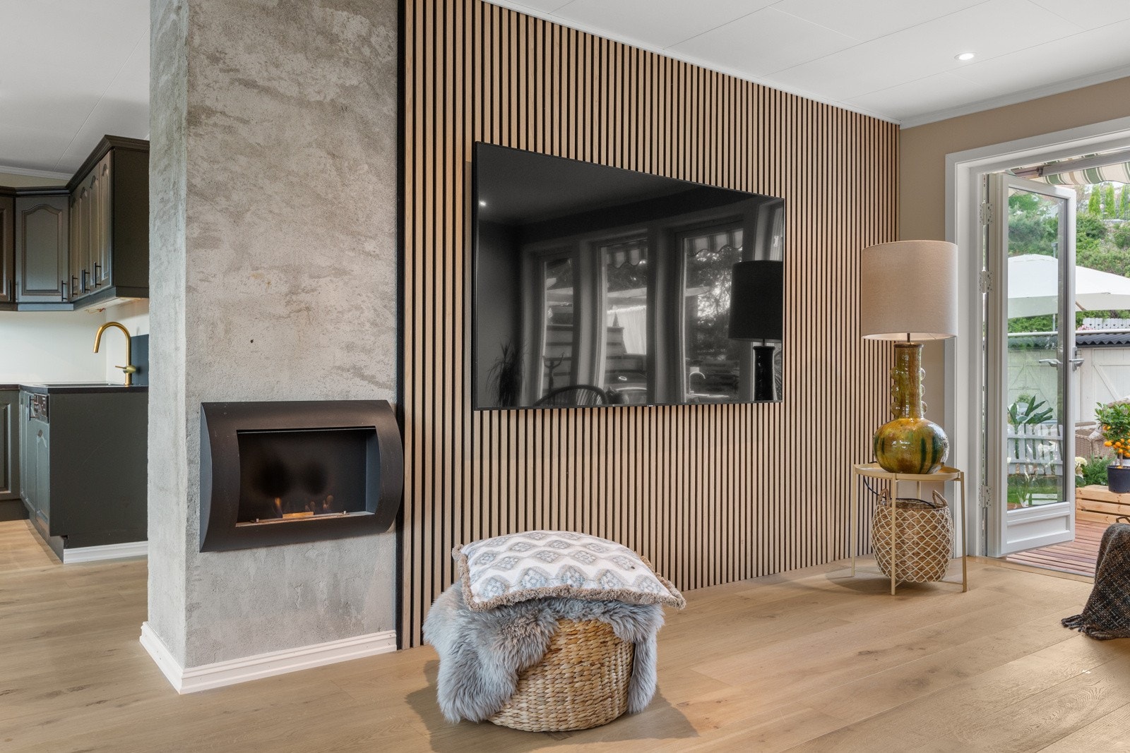 Det er pipeløp i stuen som ikke er i bruk idag(men som fungerer). Eier har valgt en løsning med bio-peis. Galleribilde