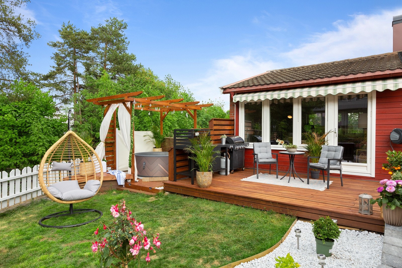 Velkommen til dette flotte enderekkehuset med en flott hage. Flere sosiale soner i hagen. Galleribilde
