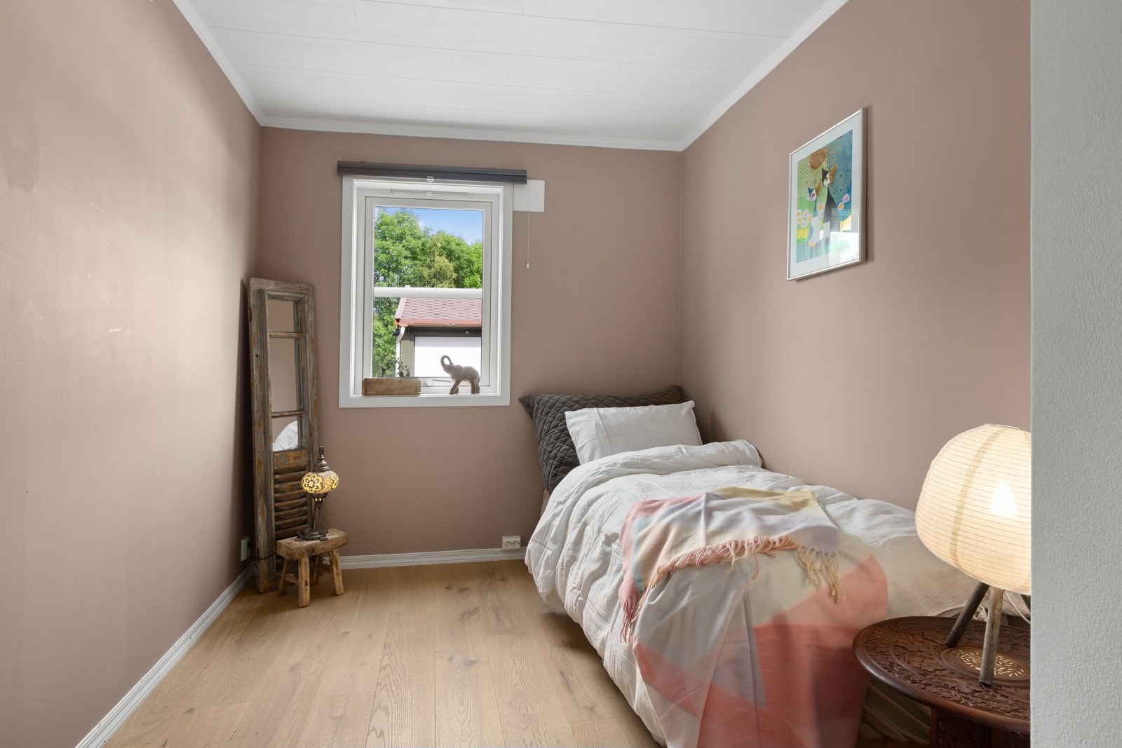 Soverom 3 har plass til seng og skap Galleribilde