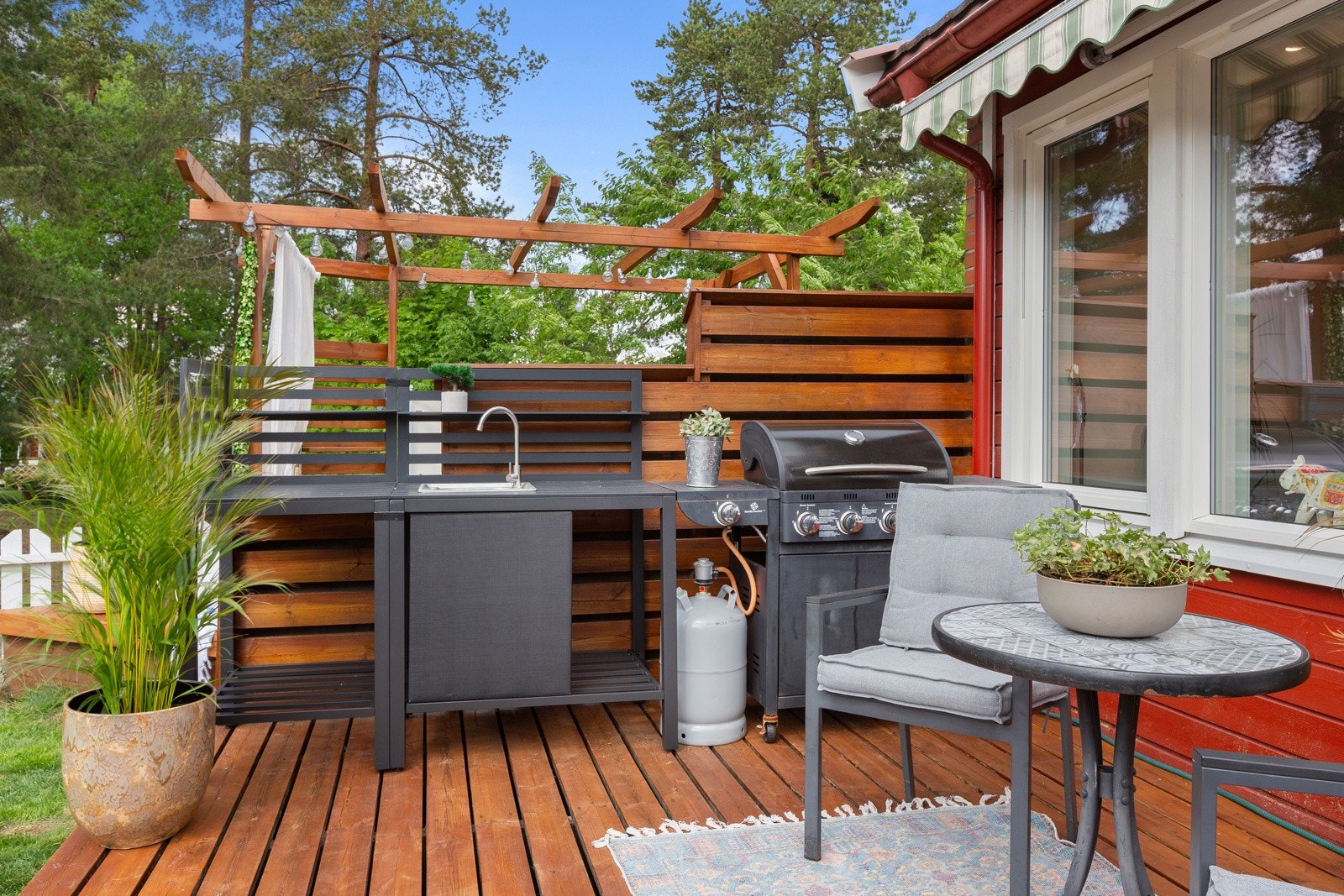 Her er det plass til både grill og utekjøkken. Med alle sittesonene så er det plass til å invitere storfamilien til sosiale lag Galleribilde