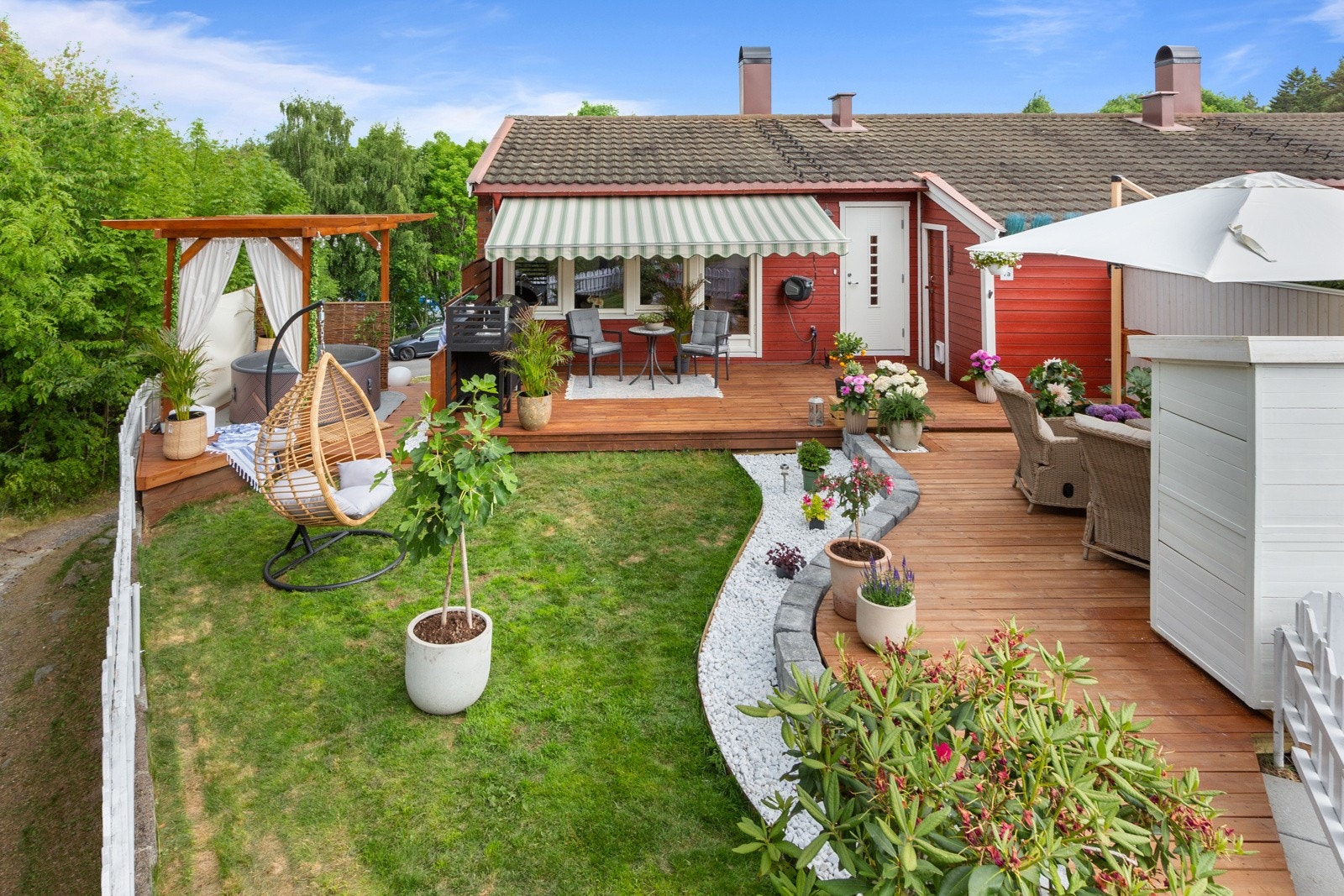 Nydelig enderekkehuset med en oase av en hage. Galleribilde