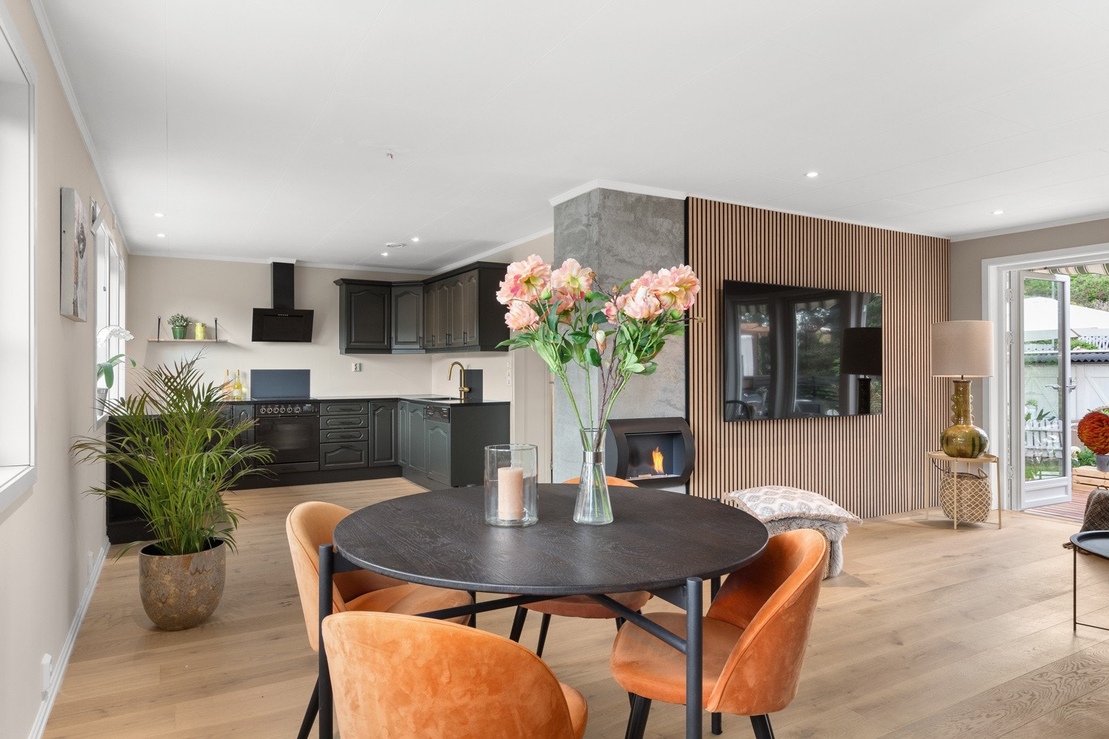 Stue og kjøkken ligger vinkelrett på hverandre. Galleribilde