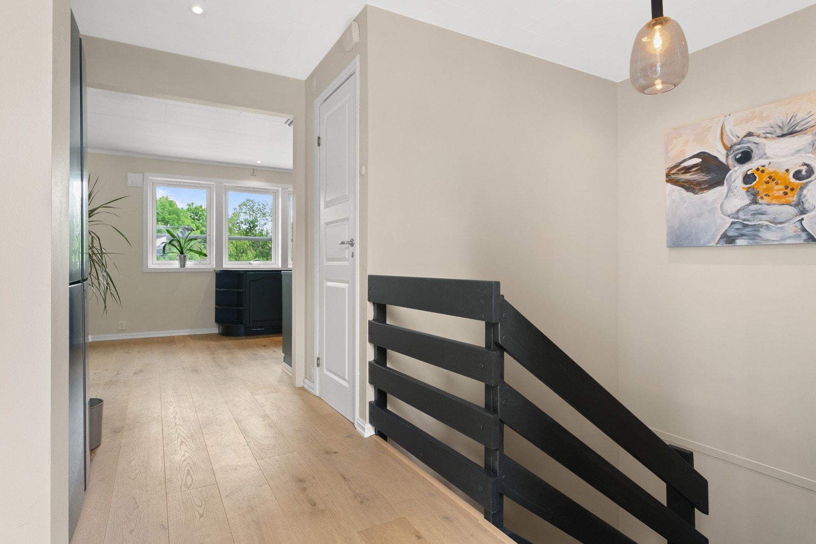 Fra gangen er det trapp til underetasjen Galleribilde