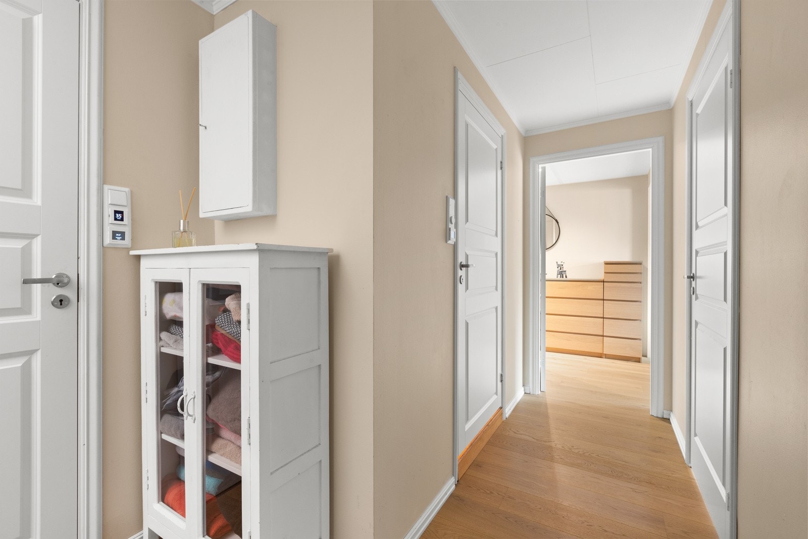 Fra gangen er det inngang til separat wc, bad og 3 soverom Galleribilde