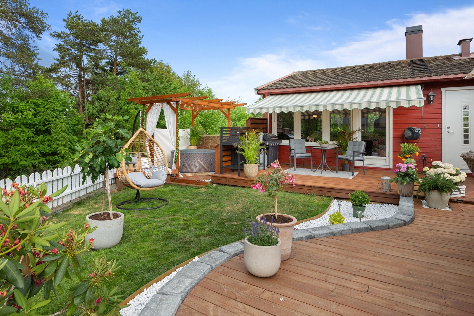 Enderekkehuset med flere sosiale ute-soner. Galleribilde