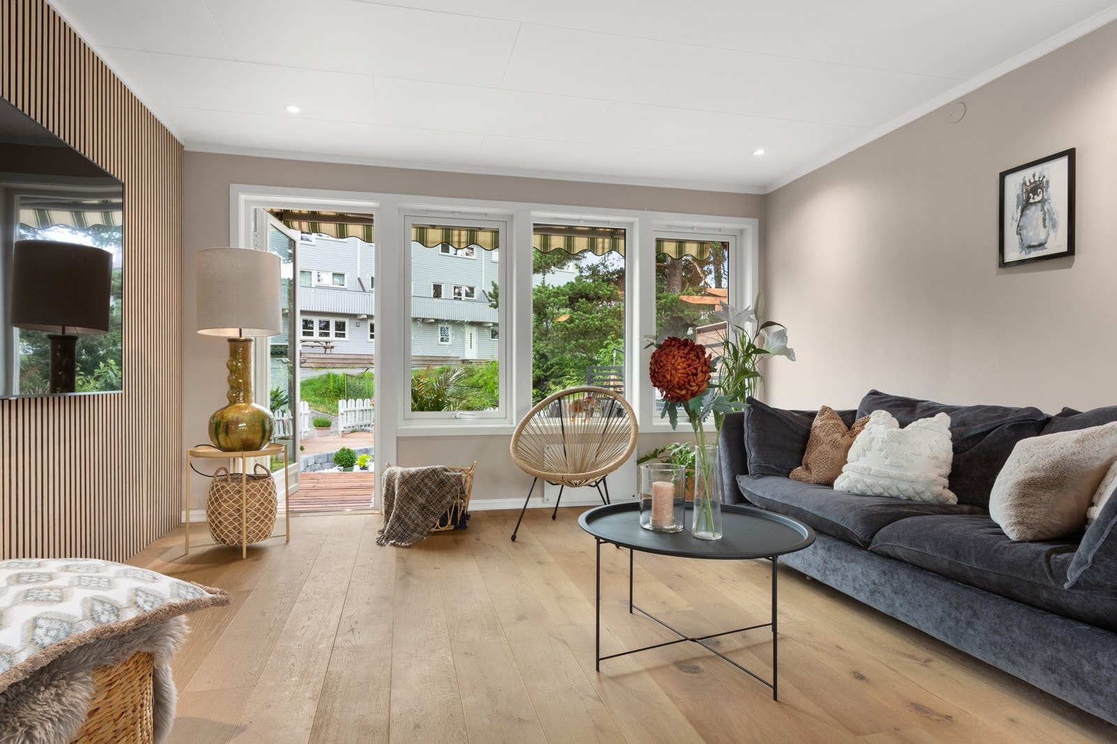 Meget lekker stue med god plass til stor sofa og godt med veggplass for skap og bilder. Galleribilde