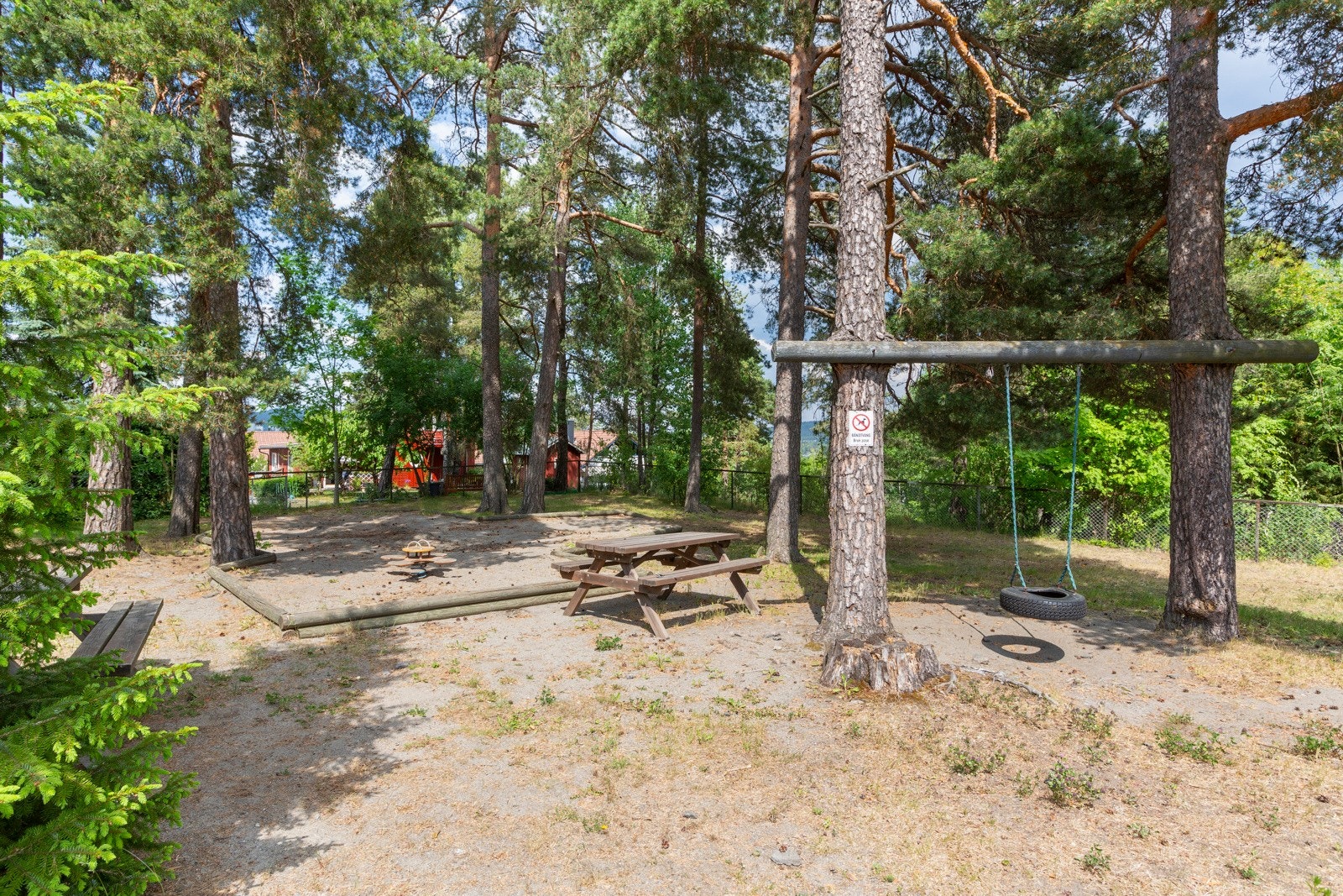 Det er en skjermet lekeplass for de små grensende til huset Galleribilde