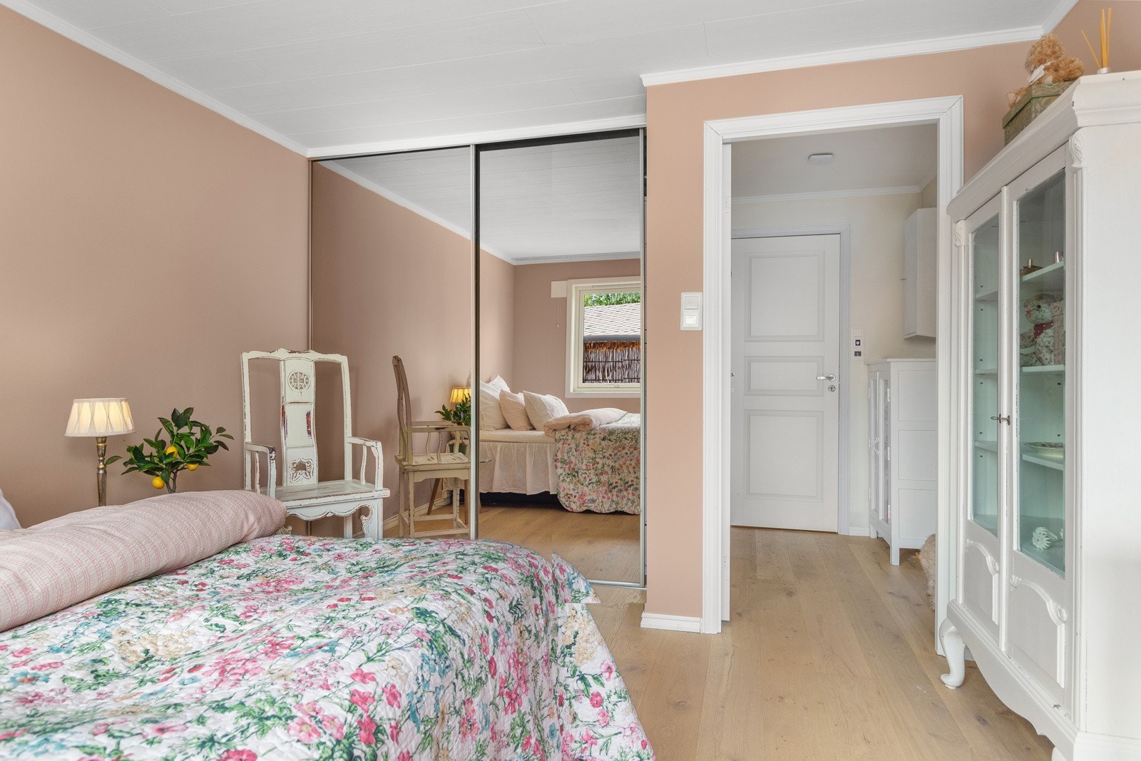 Hovedsoverommet har skyvedørsskap som følger med Galleribilde