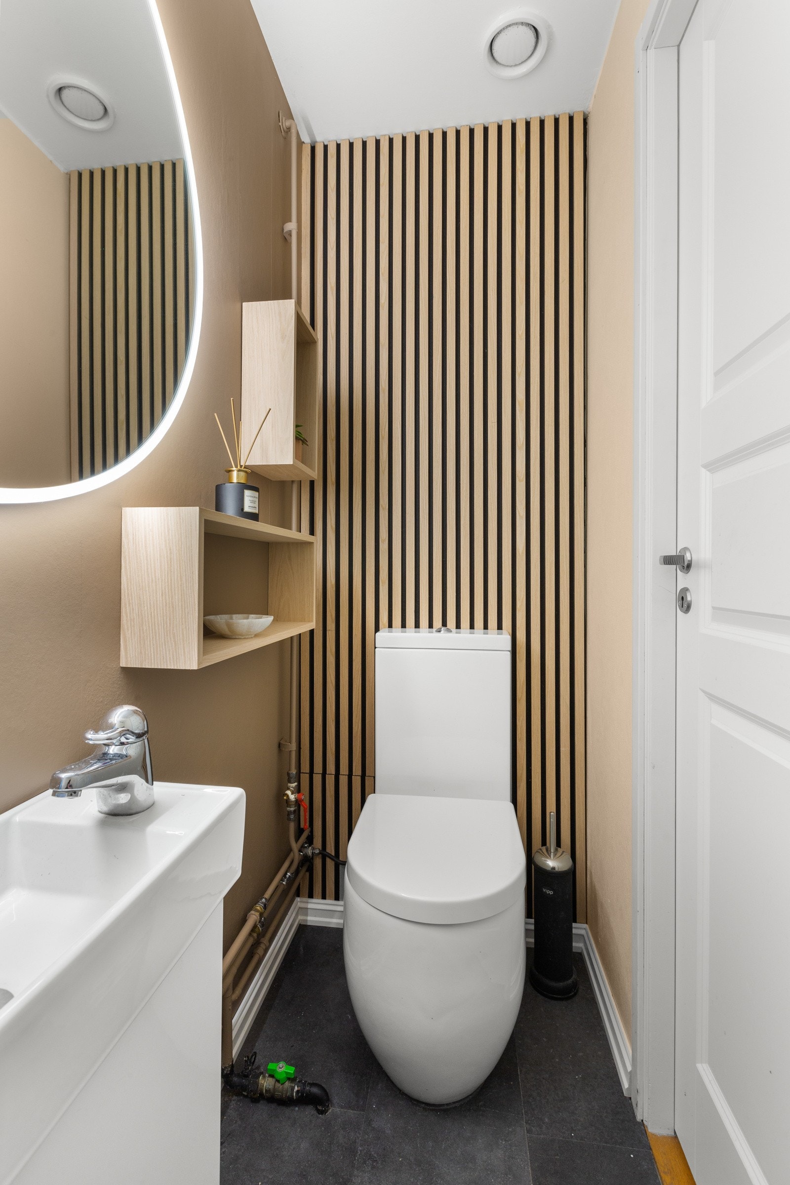 Separat wc med ny innredning og nymalte vegger og spiler Galleribilde