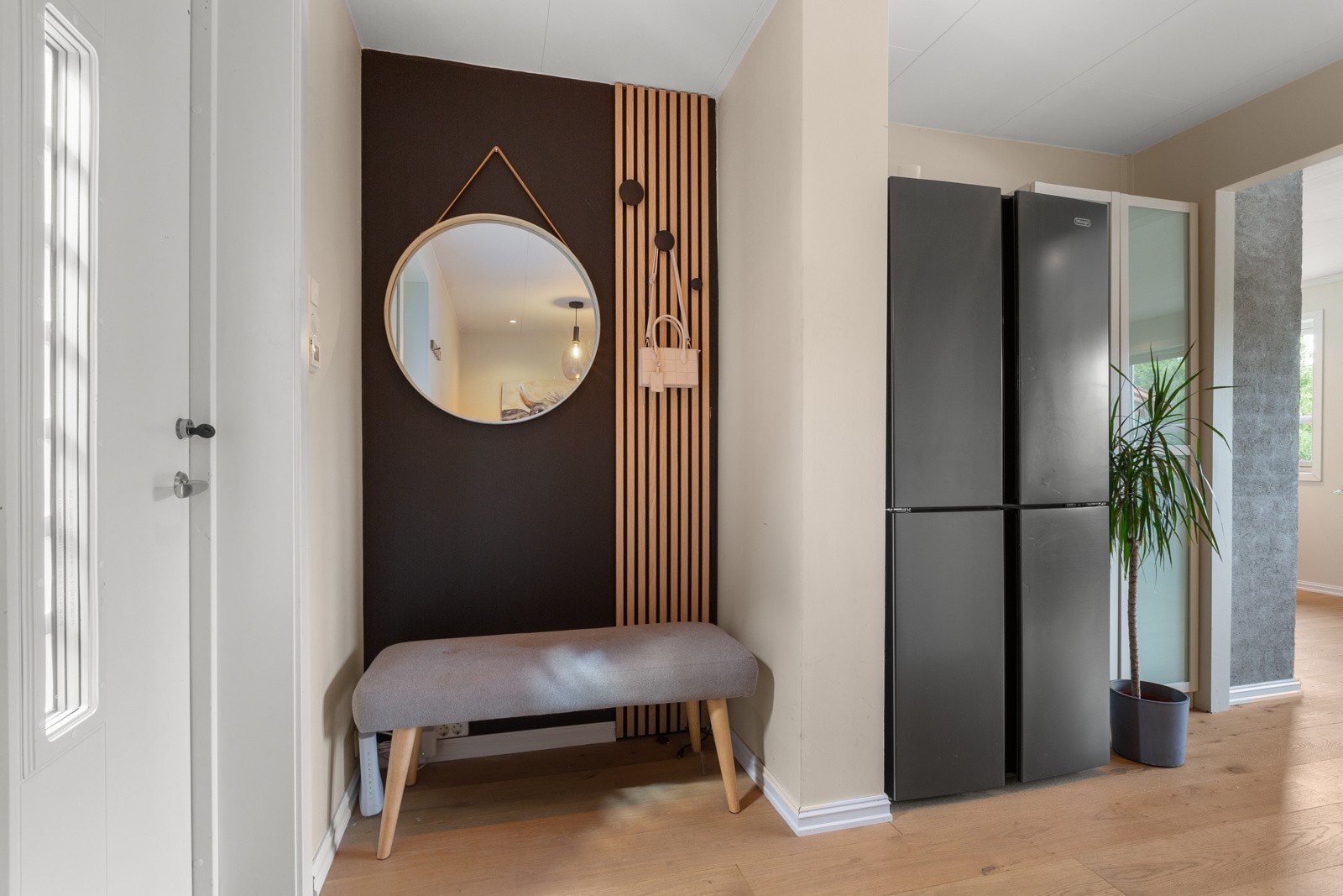 Hyggelig entré med nisje for oppheng av ytterklær og skotøy. Galleribilde