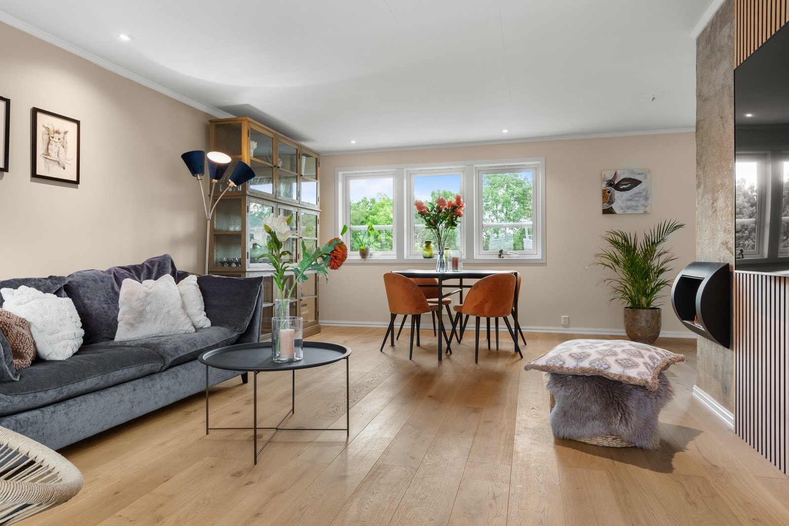 Lys og trivelig stue med adkomst til terrassen. Stuen er nymalt og har nytt flott gulv i 1-stavs eikeparkett. Galleribilde