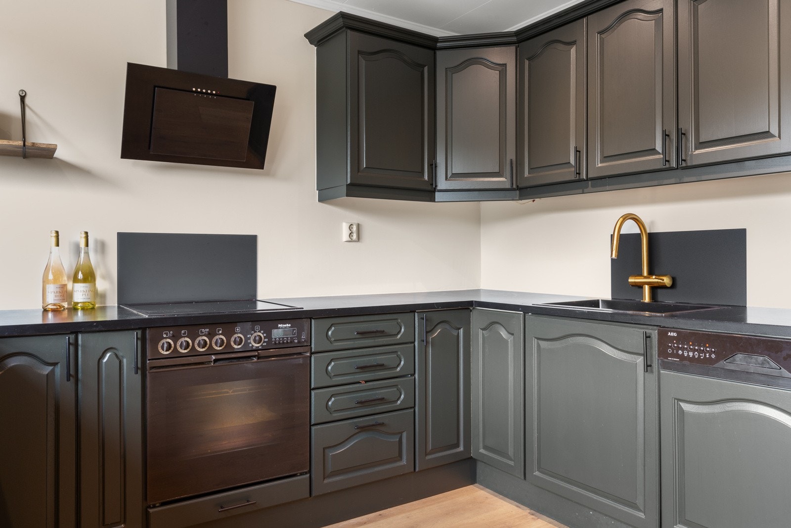 Det er en eldre kjøkkeninnredning som er nymalt. Galleribilde