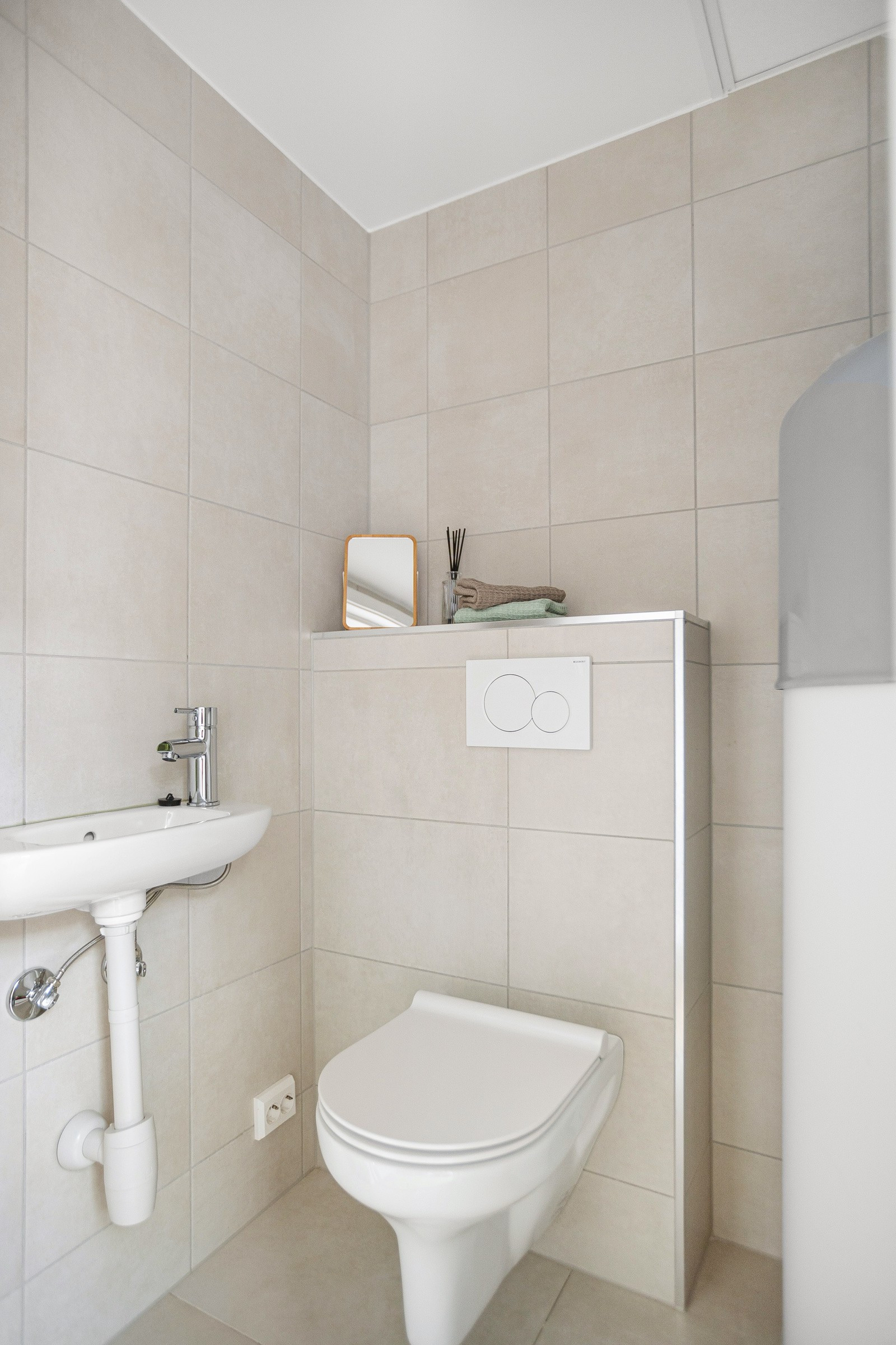 Badet er utstyrt med praktisk vegghengt toalett. I tillegg er det etablert et separat toalettrom i 2. etasje. Svært praktisk!