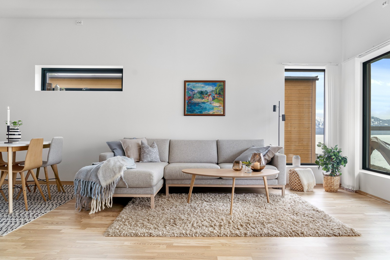 Stuen er av god størrelse med plass til sofa, tilhørende sofabord og øvrig innredning.