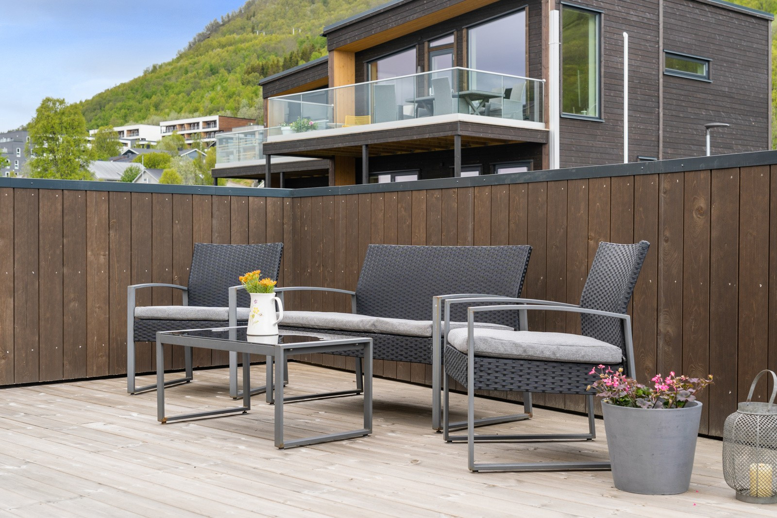 Her er det god plass for utemøbler og feks grill. Terrassen er dimensjonert for bl.a. jacuzzi.