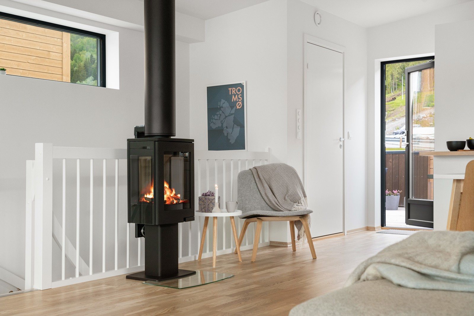 I stuen er det montert vedfyring som sikrer en lun innetemperatur samt reduserte energikostnader.