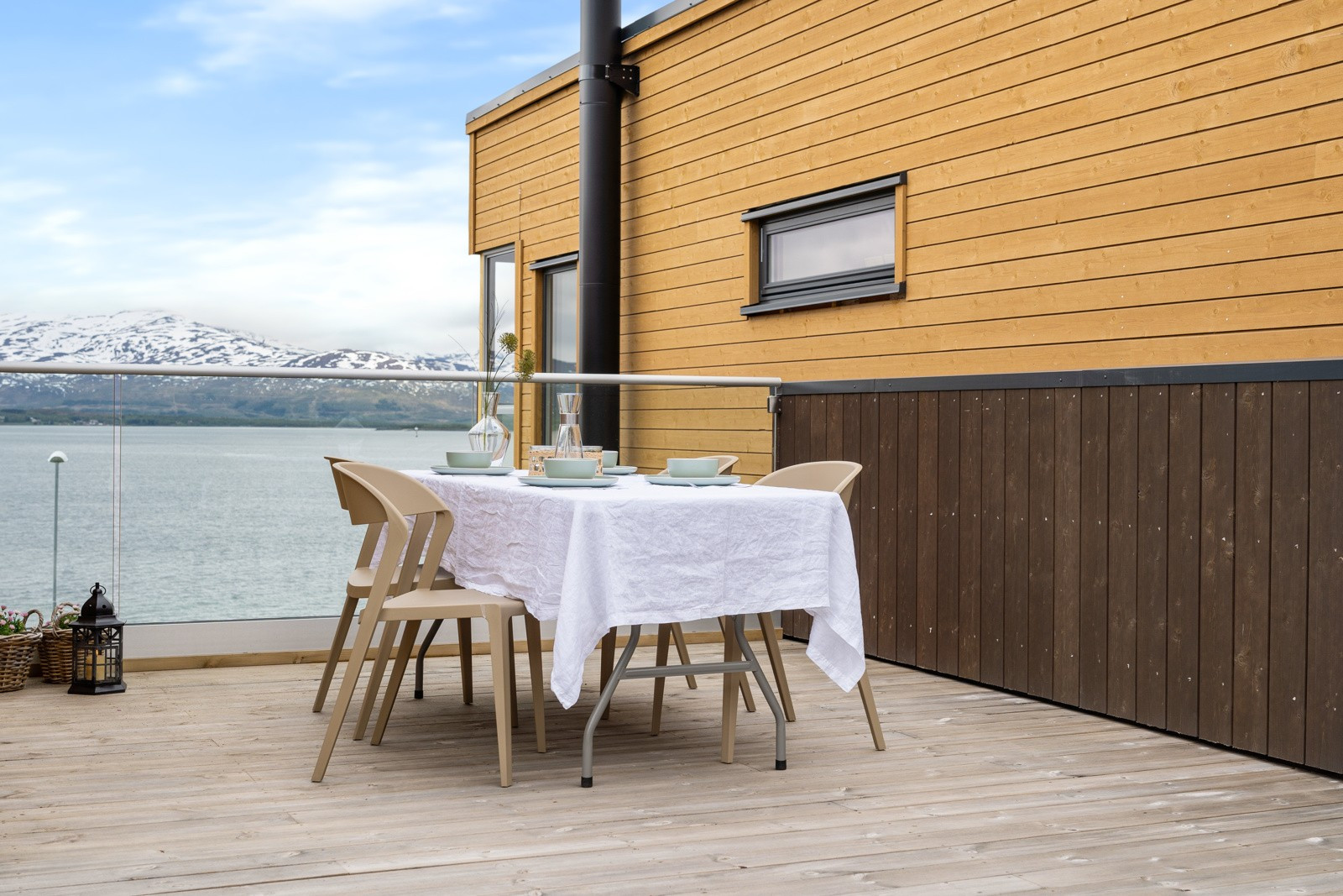 Terrassen framstår meget romslig og byr på herlige solforhold og nydelig utsikt.