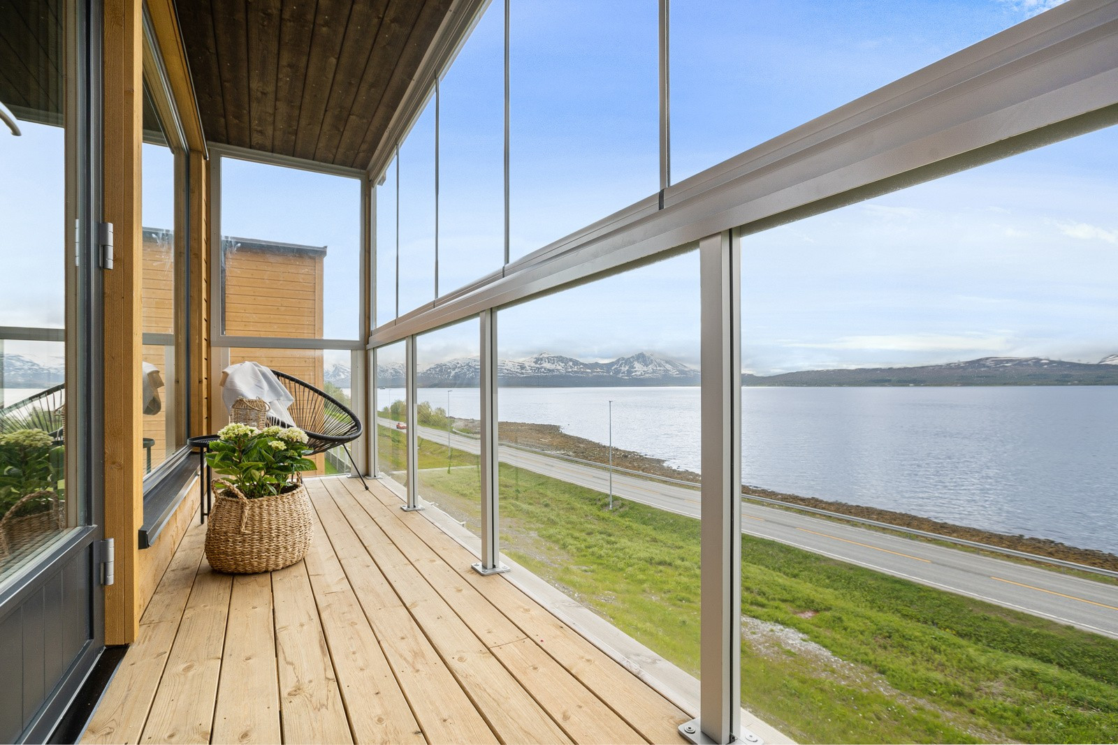 Fra stuen har du utgang til innglasset balkong med fantastiske sol- og utsiktsforhold! Øverste vindusrekke kan skyves til siden.