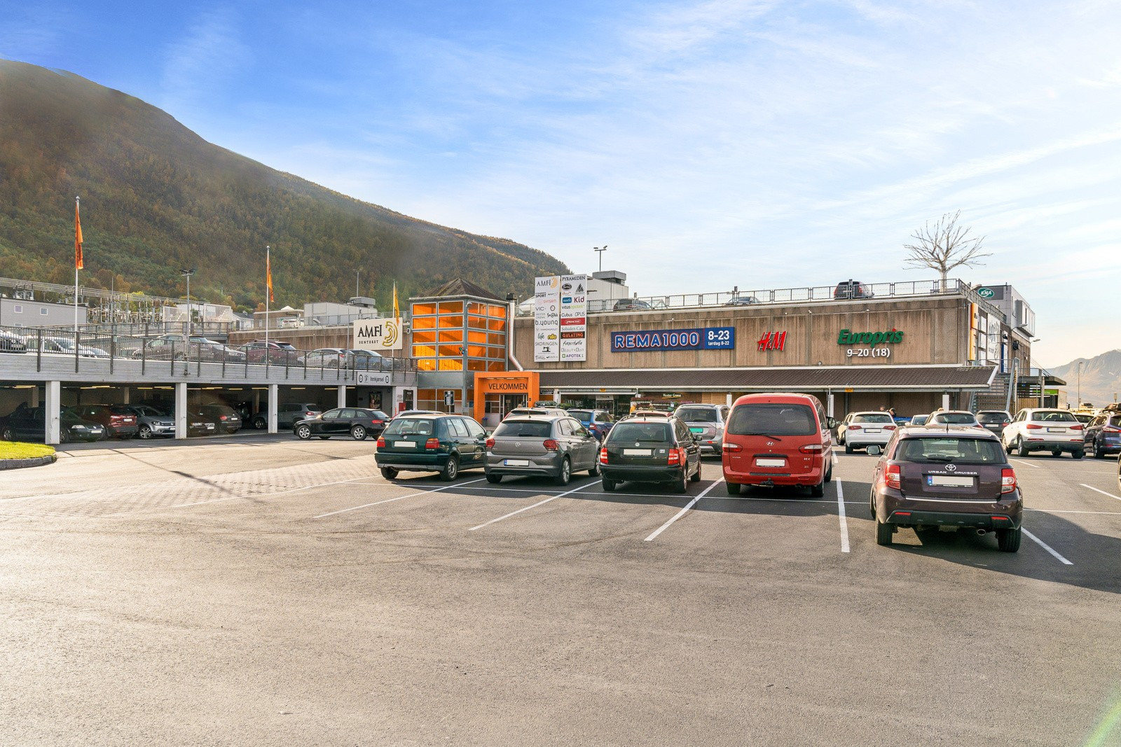 Kjøpesenteret Pyramiden, samt flere dagligvarebutikker ligger en kort kjøretur fra boligen. Det er i tillegg planlagt dagligvarebutikk i umiddelbar nærhet til boligen.
