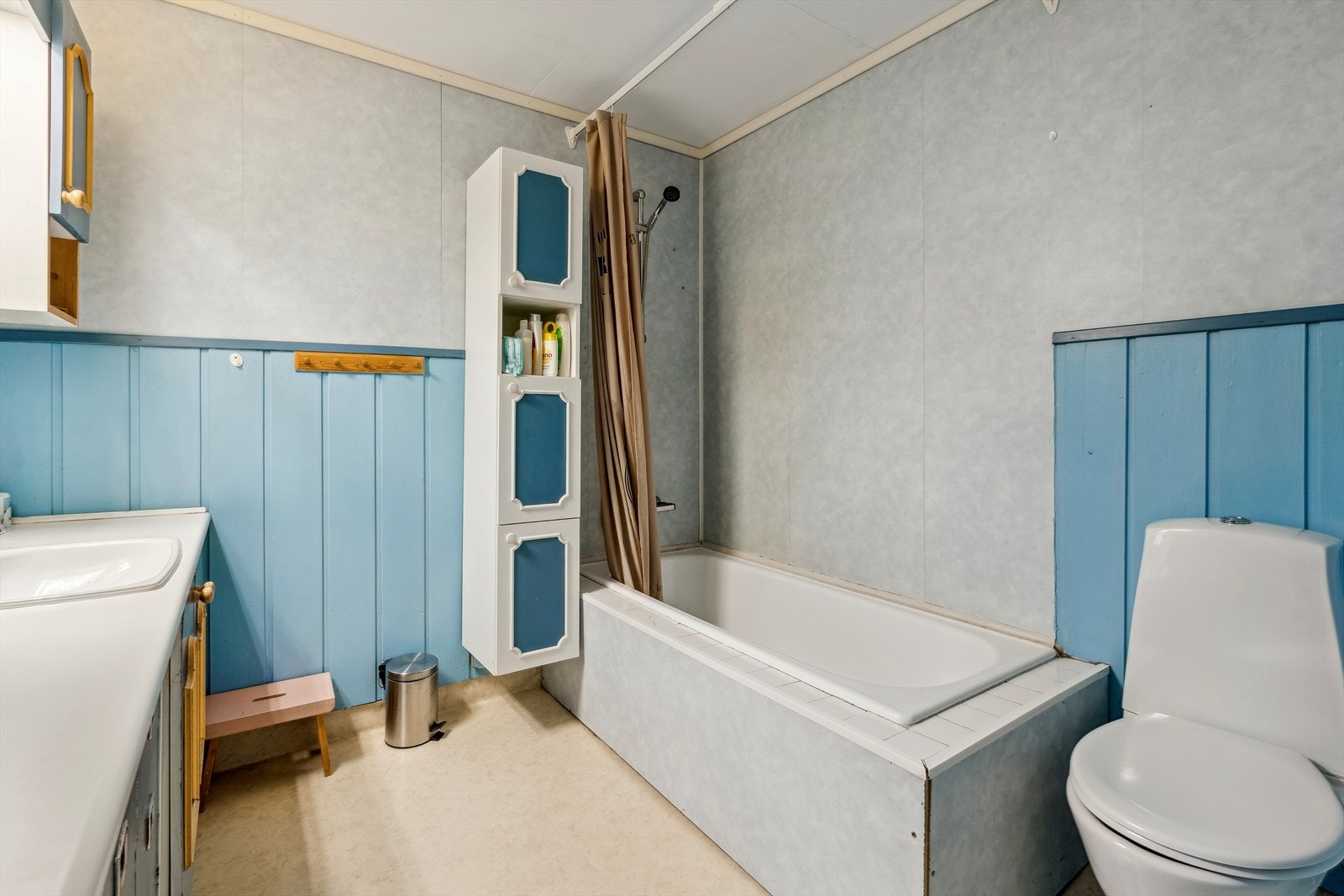 Bad i fra byggeår med WC, badekar og servant. Galleribilde