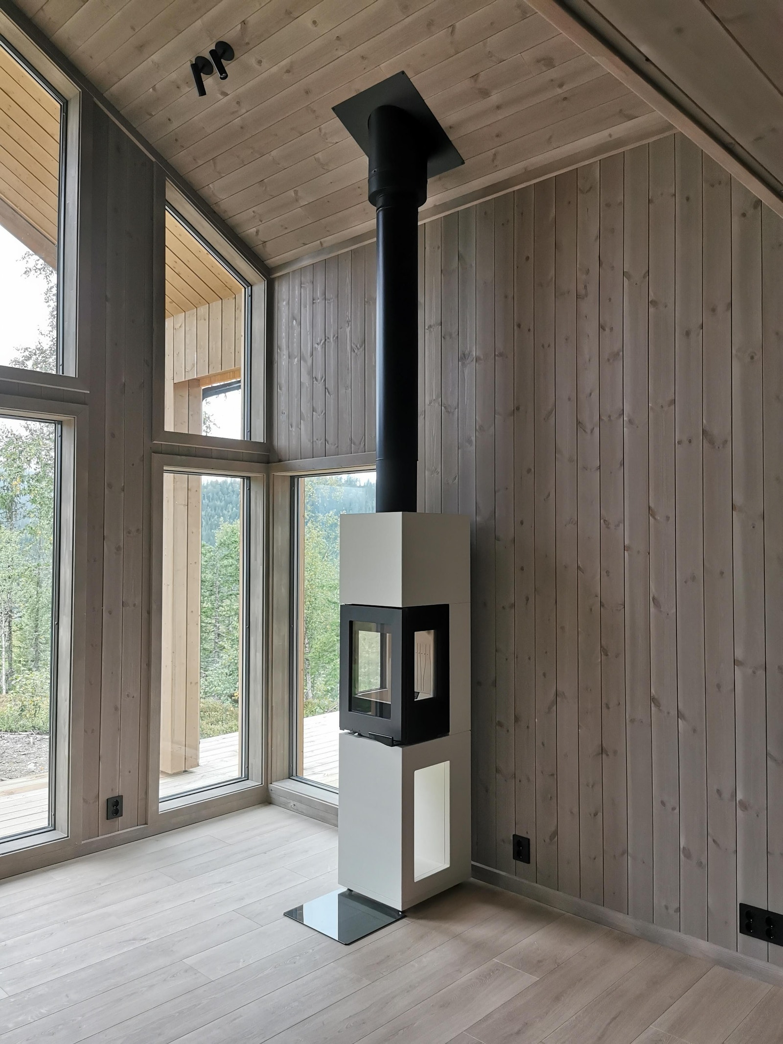 Oppgradert moderne peisovn som leveres malt i den fargen du måtte ønske. Galleribilde