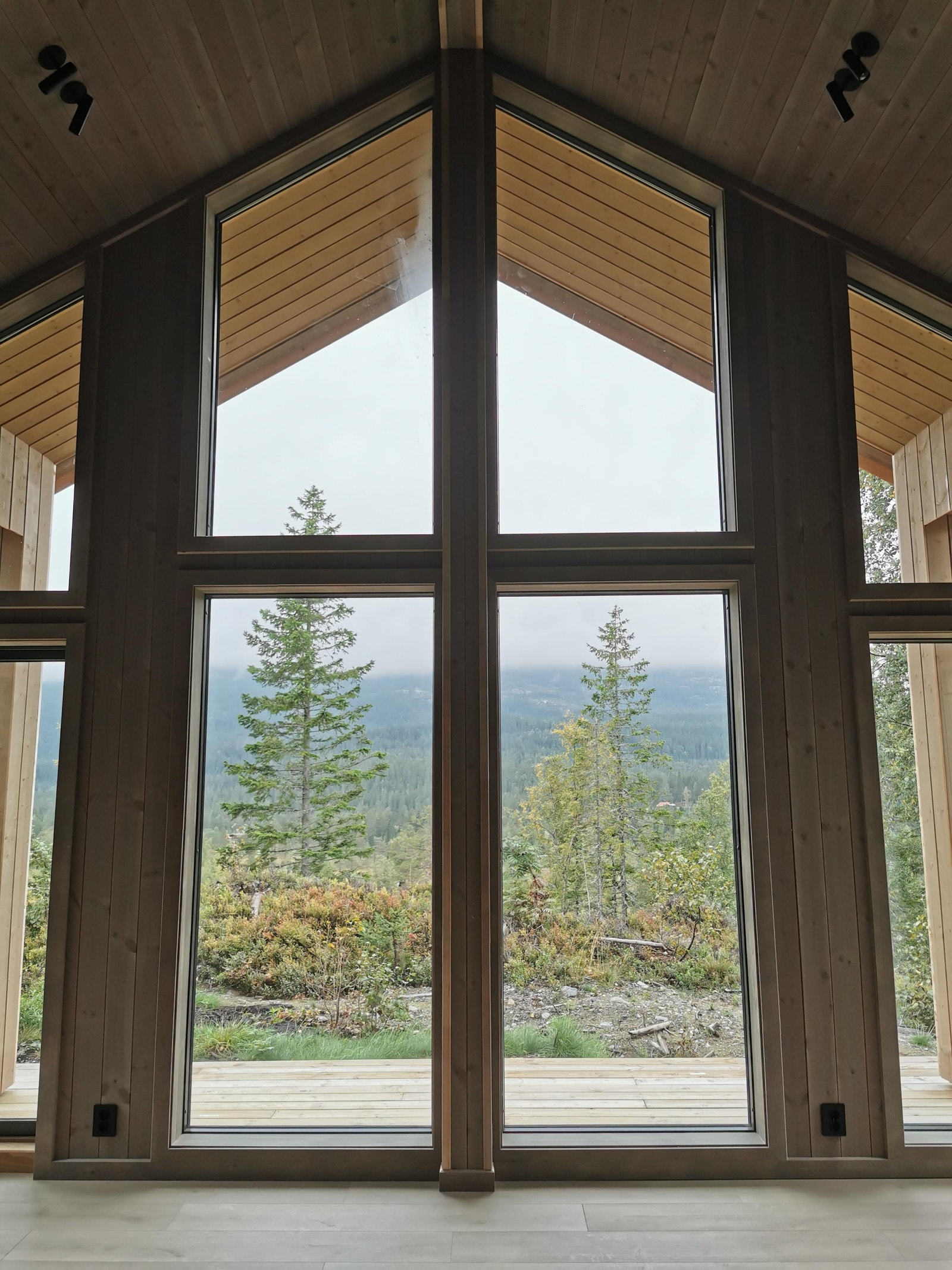 Store panoramavinduer som gir mye lys og natur inn i hytta og samtidig som man kan nyte den flotte utsikten mot snaufjellet. Galleribilde