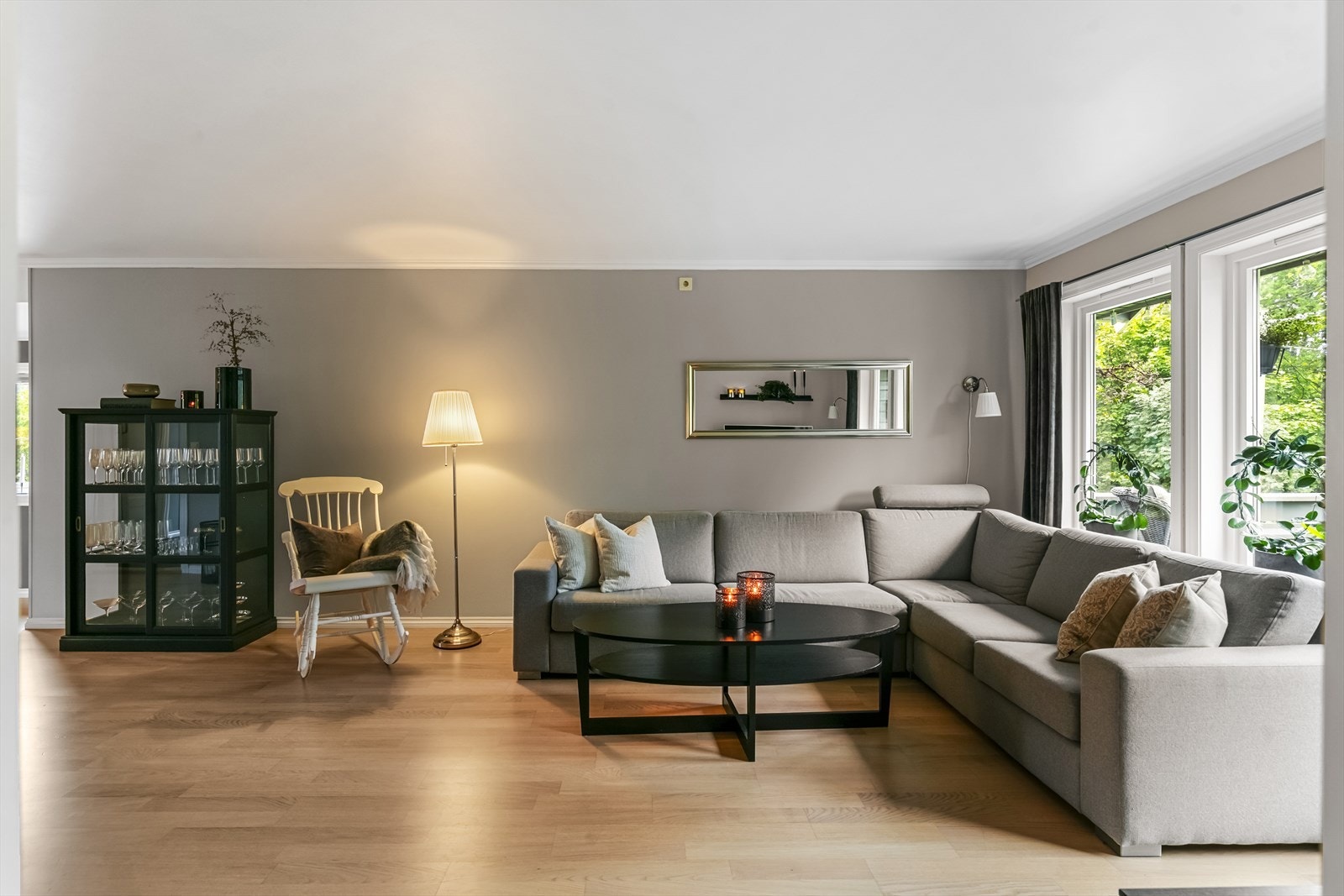 Her er det god plass til familiens sofakrok og også utgang til herlig sydvendt balkong med den nydelige naturen tett på. Galleribilde