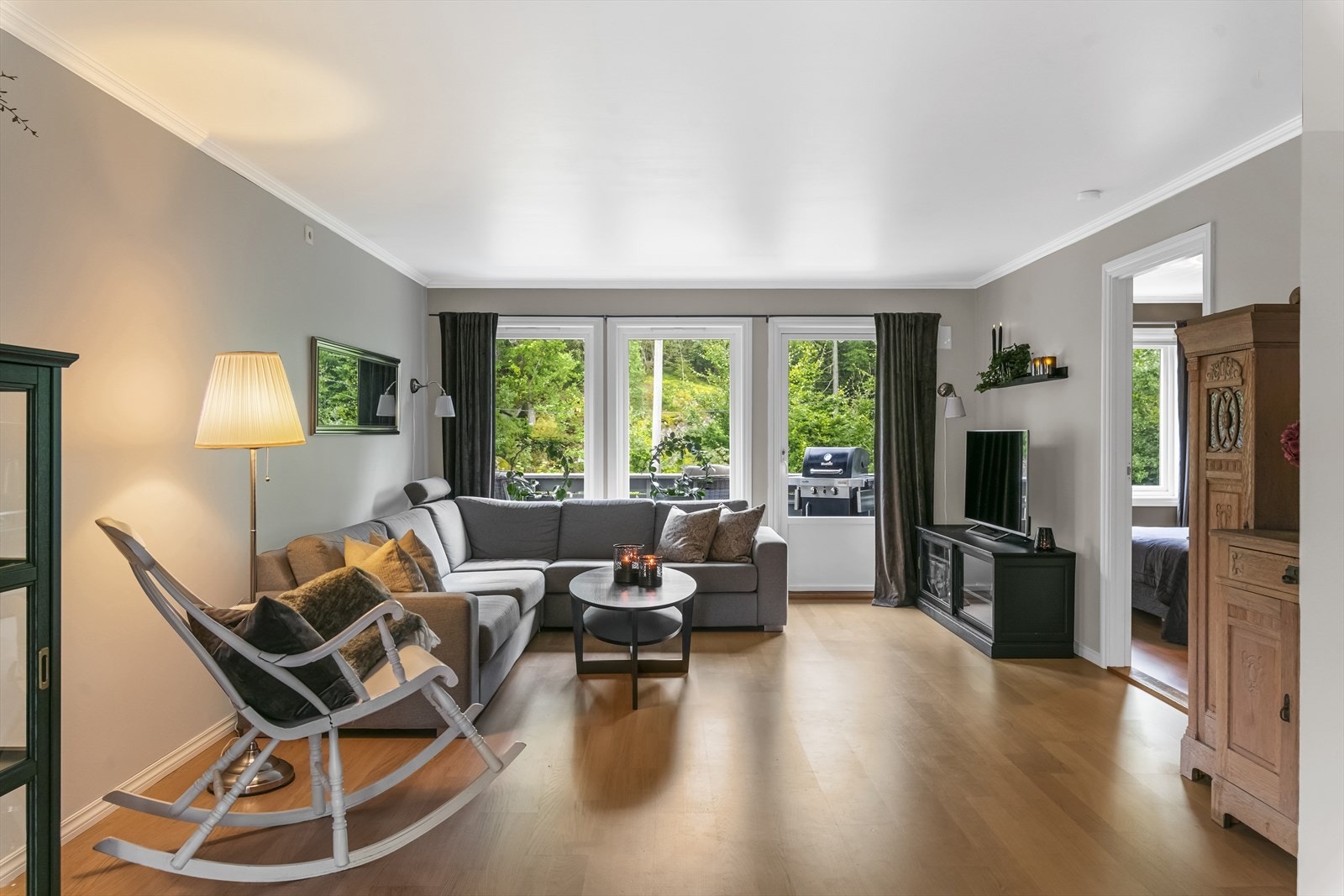 Her er det god plass til familiens sofakrok og også utgang til herlig sydvendt balkong med den nydelige naturen tett på. Galleribilde