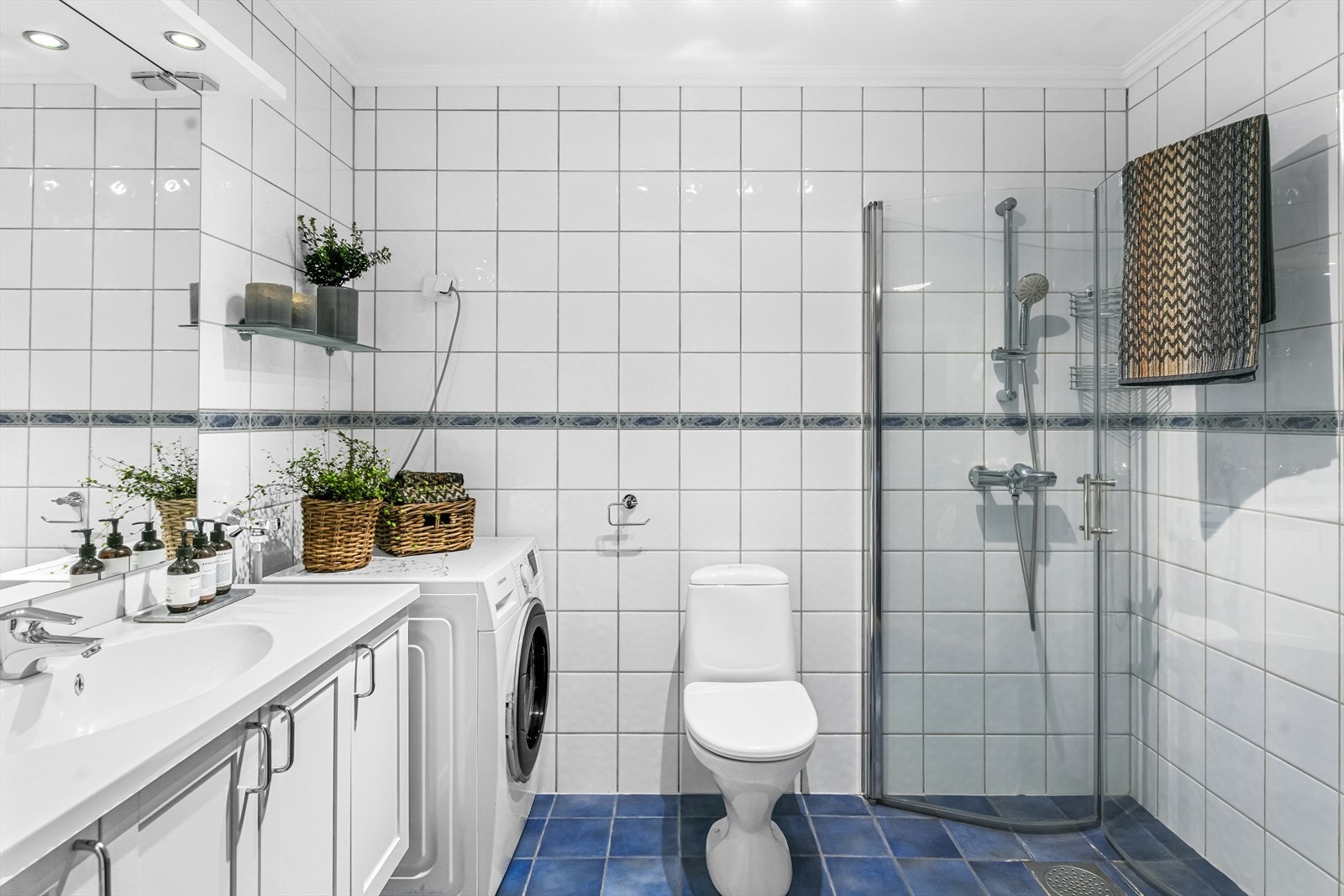 Badet er utstyrt med toalett, innredning med servant, dusj/vegger, samt opplegg til vaskemaskin. Galleribilde
