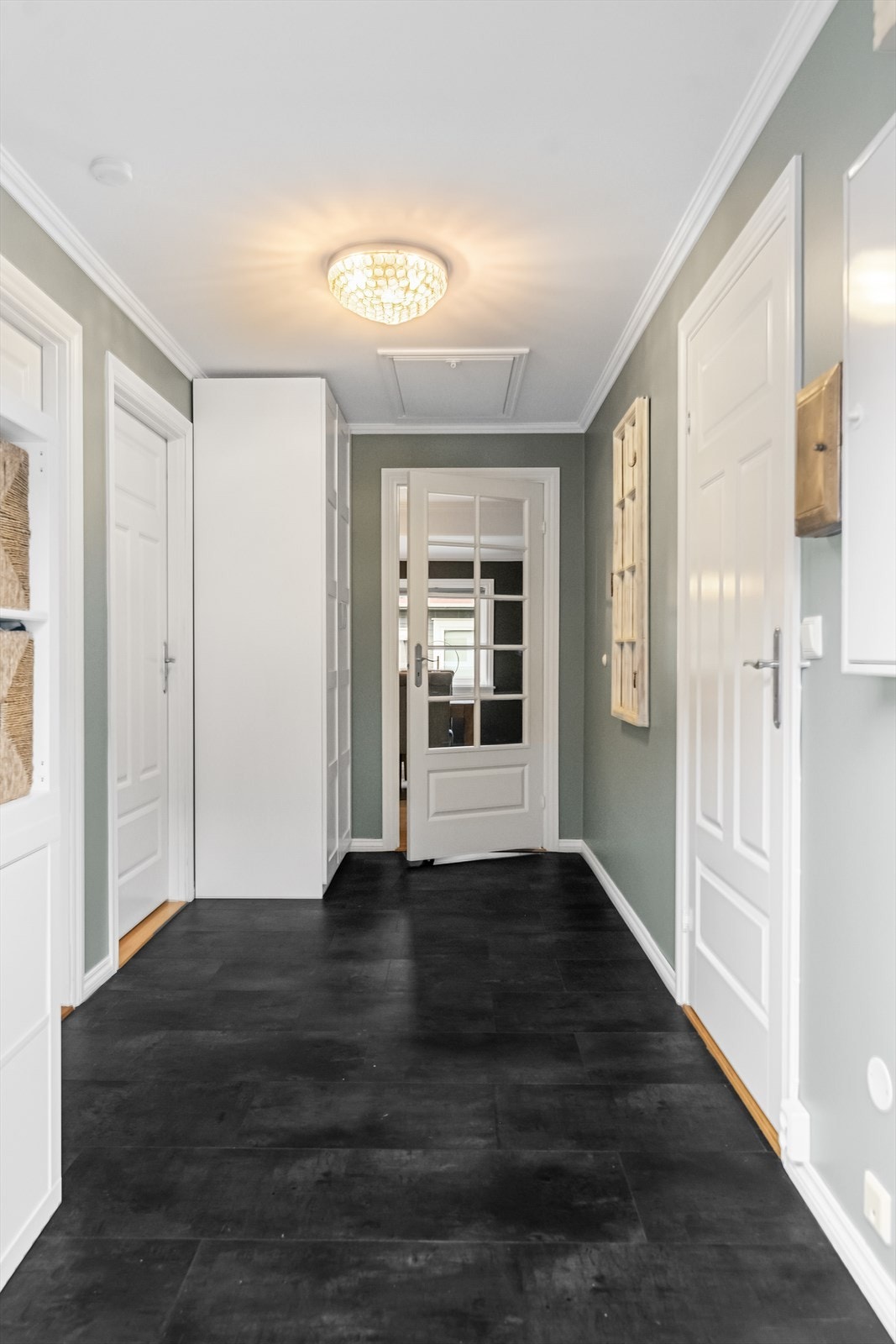 Her er det god plass til oppbevaringsmøblement! Galleribilde