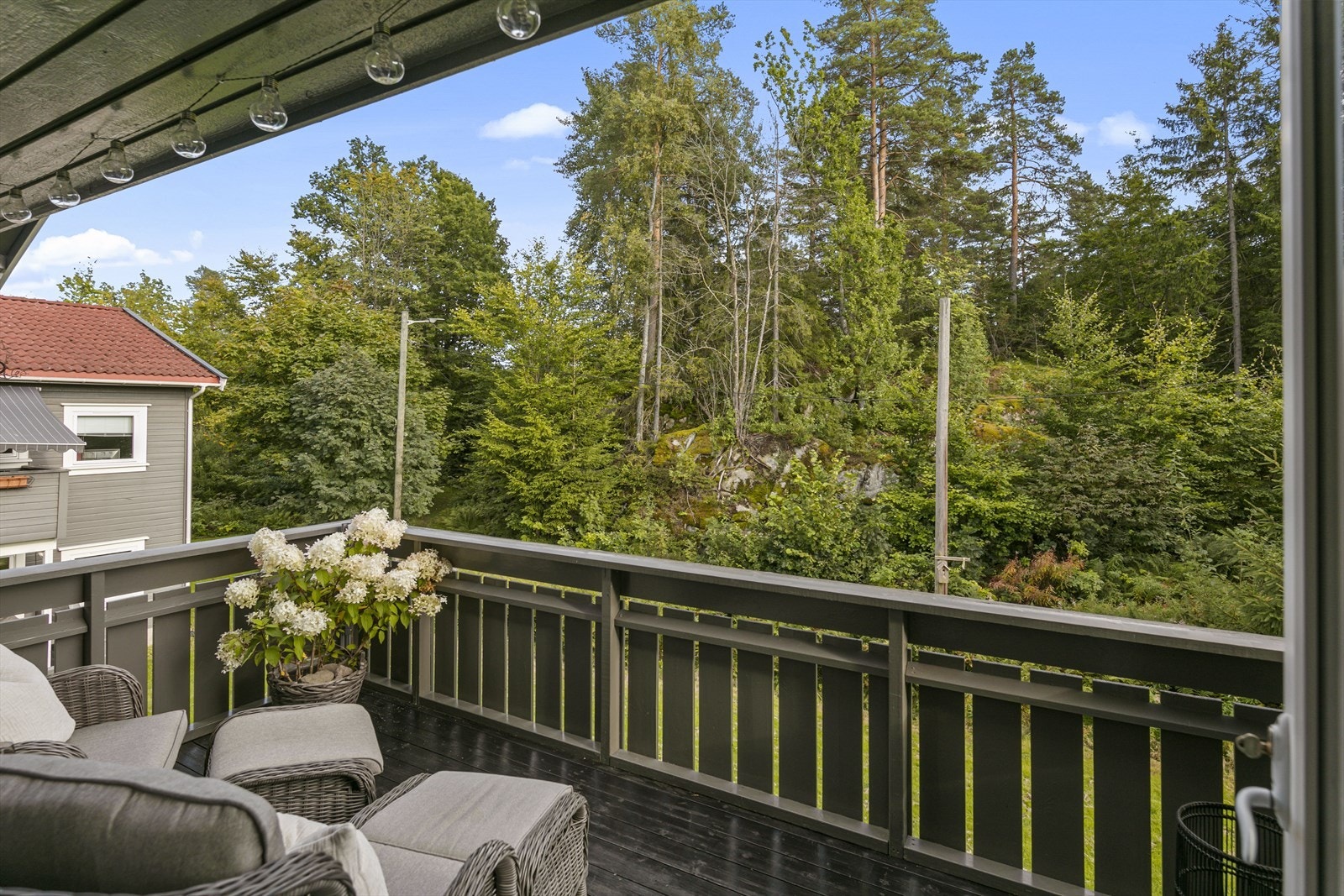 Leiligheten er beliggende i et rolig og solrikt boligområde, med umiddelbar nærhet til lysløype og skogen med flotte tur- og skiløyper! Galleribilde