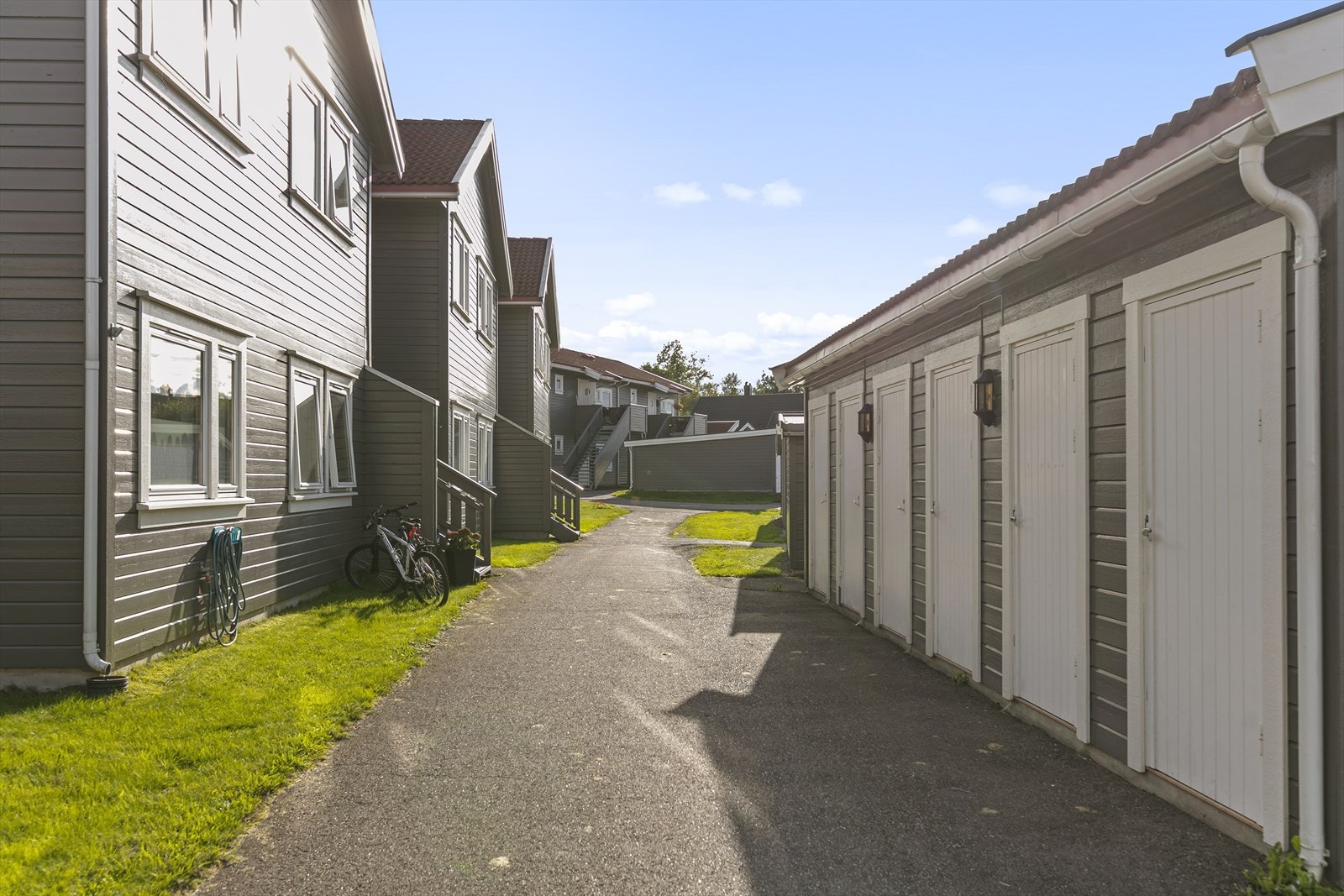 Borettslaget har en flott opparbeidet tomt med asfalterte internveier og koselig hage. Galleribilde