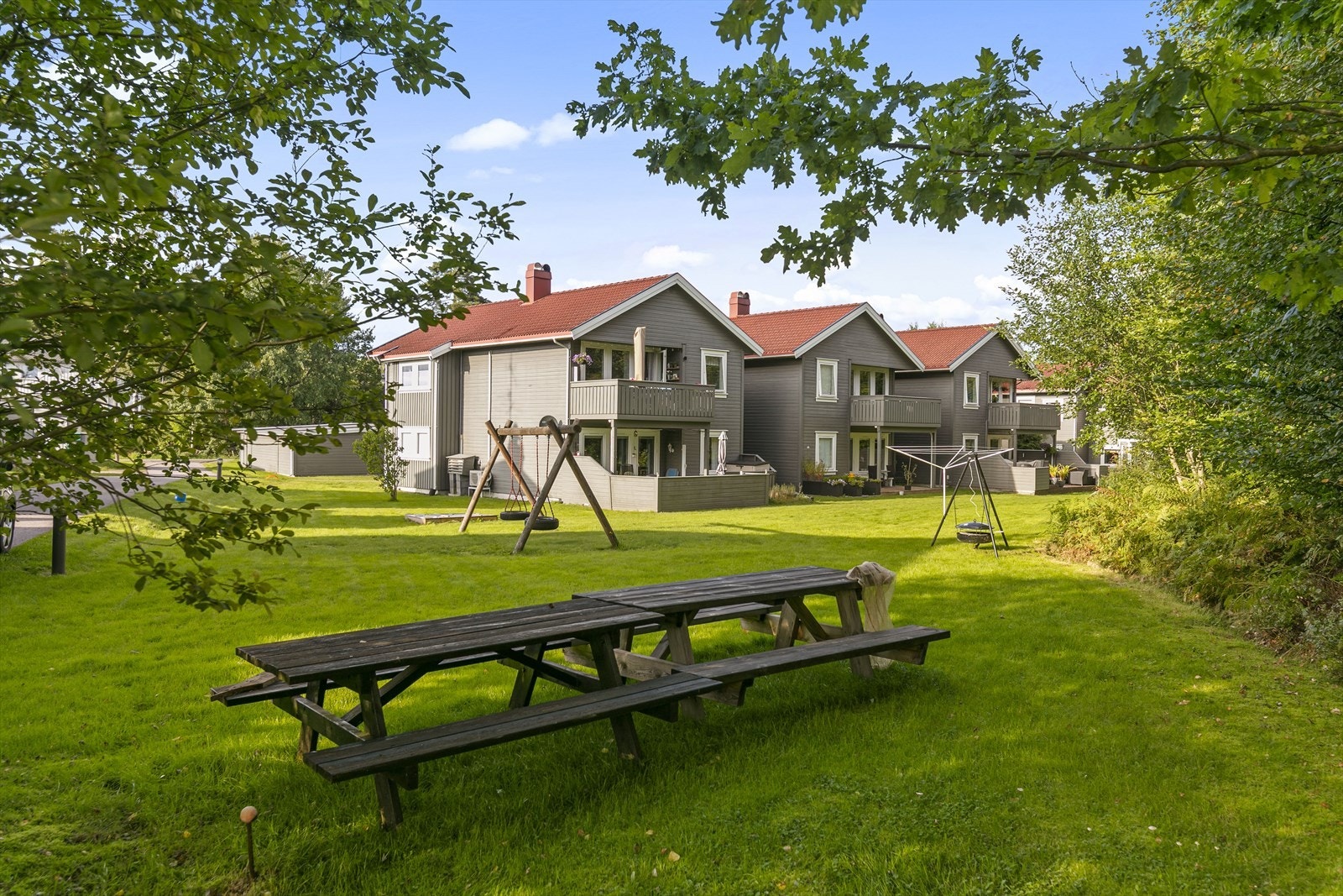Borettslaget har en pent opparbeidet og velstelt fellestomt med grøntarealer, gangstier og koselig lekeplass. Galleribilde
