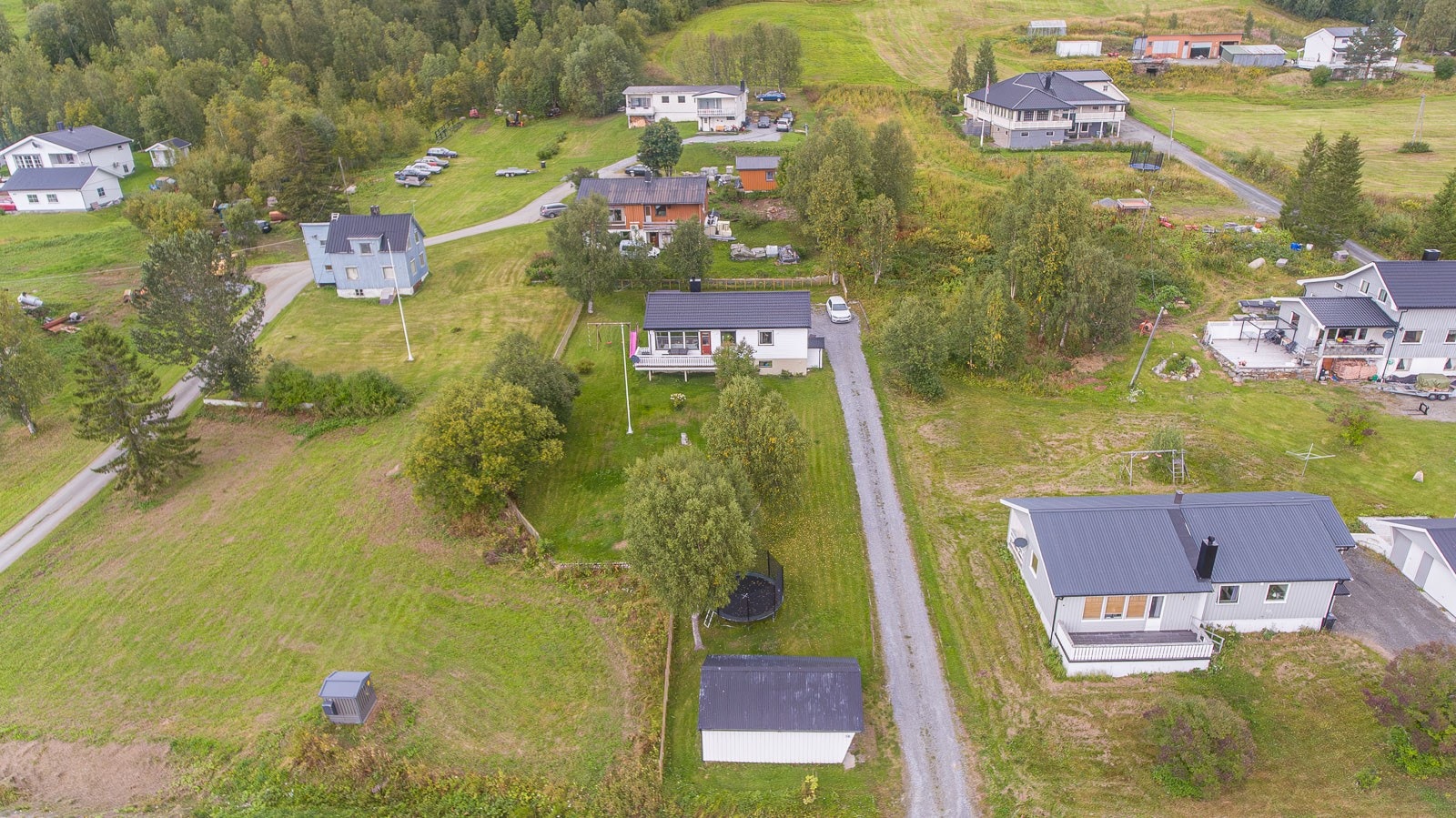 Familiebolig med garasje, landlig beliggenhet, gode solforhold og romslig tomt. Galleribilde