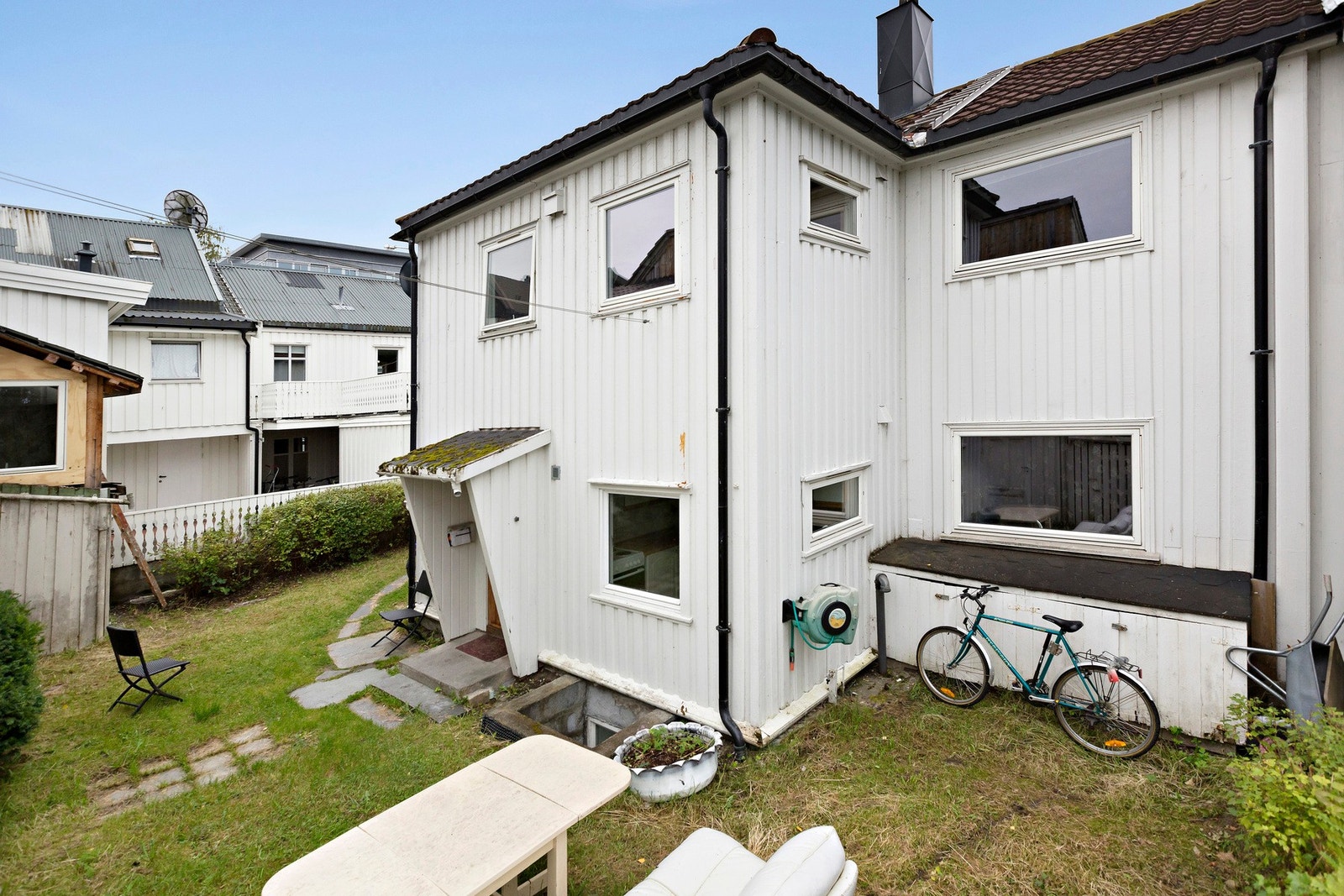 Boligen har en skjermet bakgård mot uthus Galleribilde