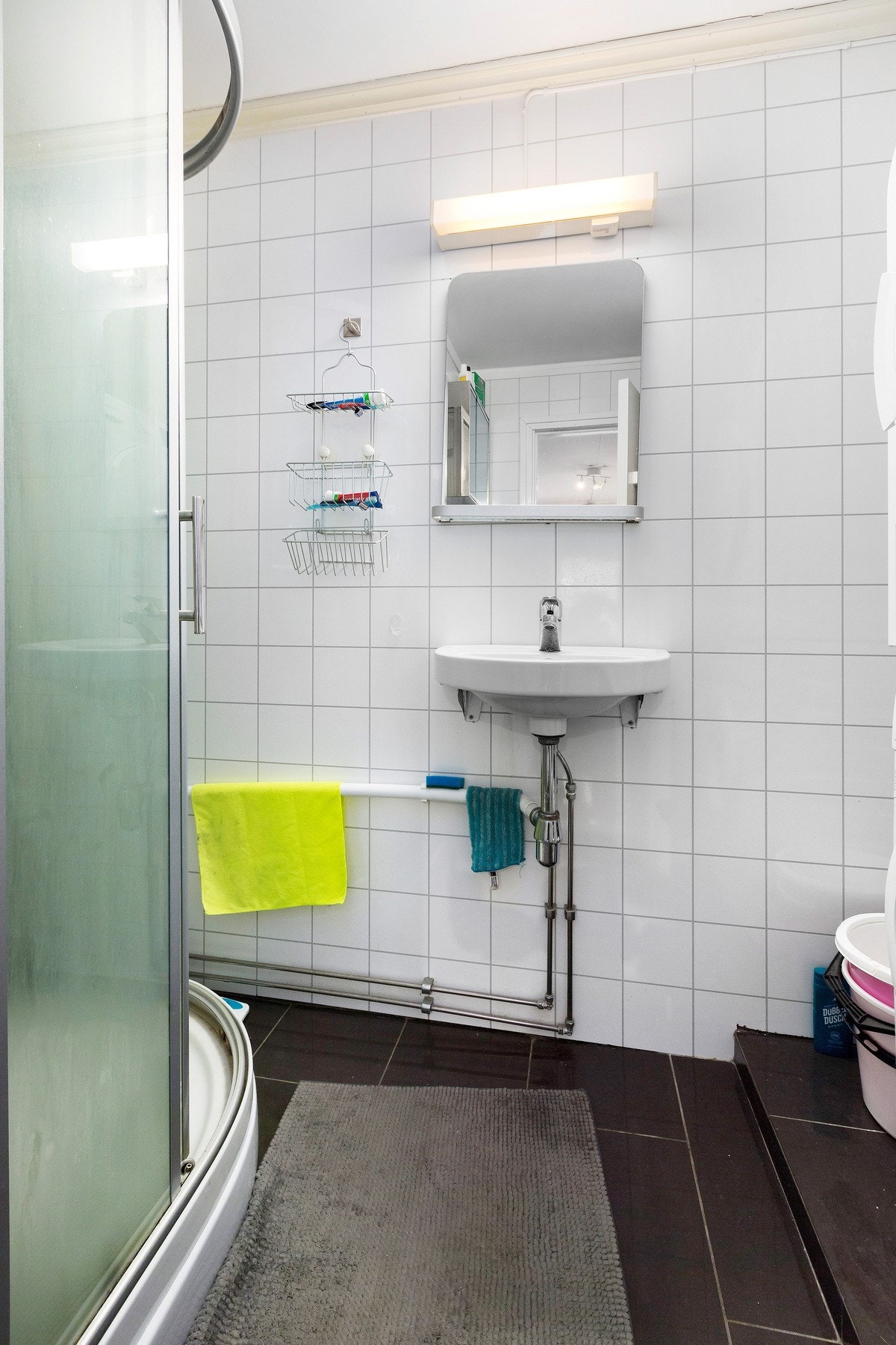 Baderom på 3kvm. Her har du dusjkabinett, servant og opplegg til vaskemaskin. Galleribilde