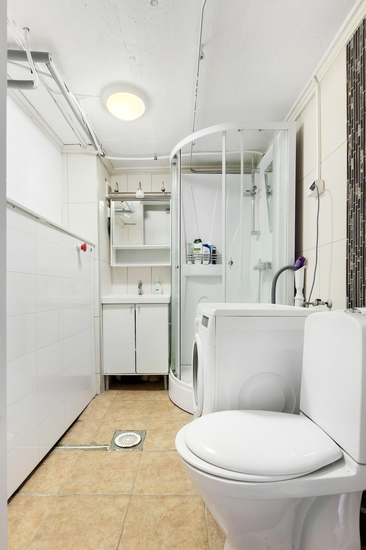 Badet i kjeller er på 4kvm, og er innredet med dusjkabinett, vaskemaskin, servantskap og toalett. Galleribilde
