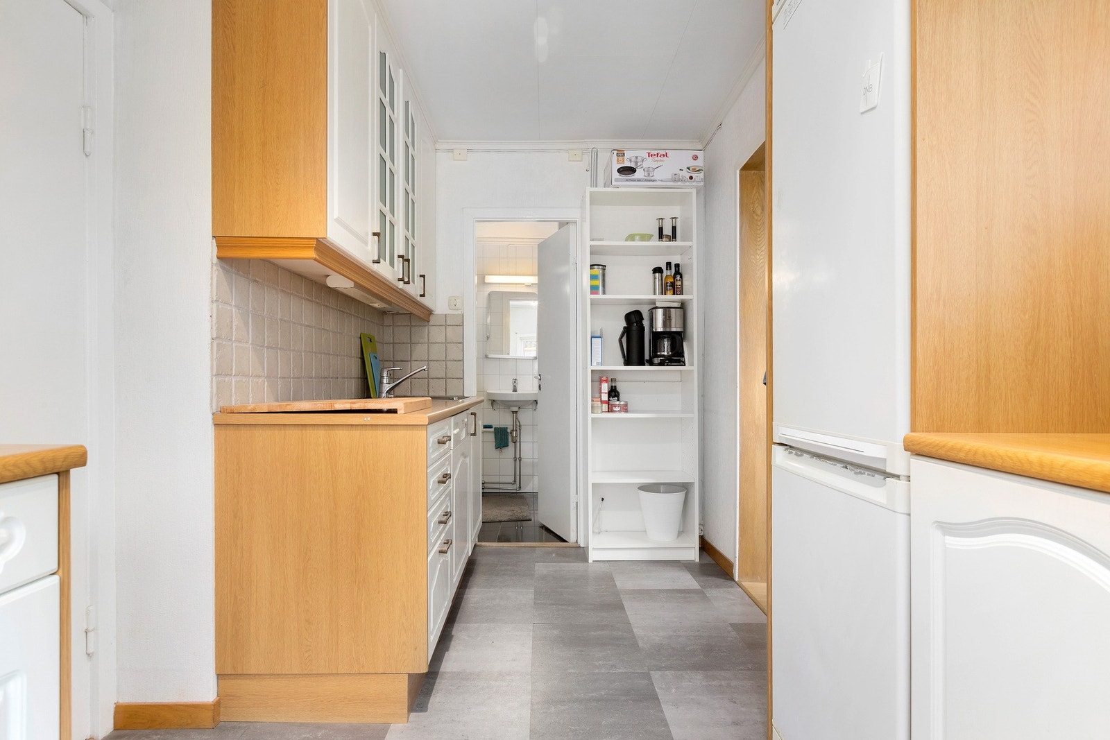Kjøkken med inngang til badet. Galleribilde