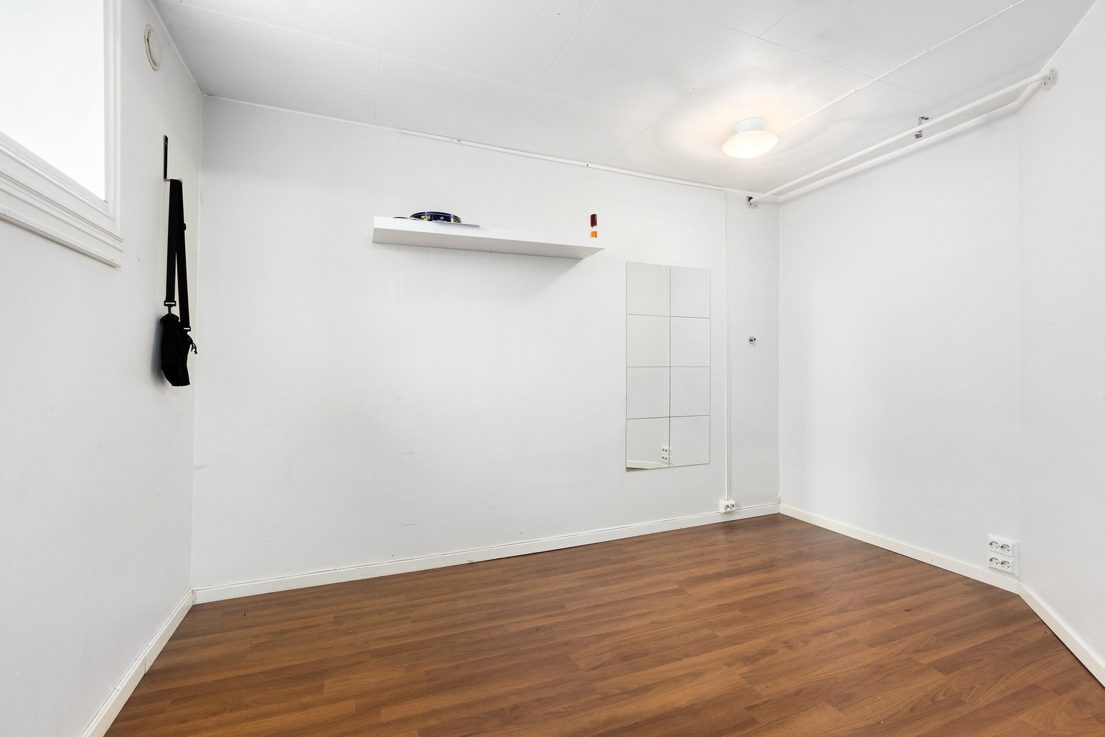 Det ene soverommet i kjelleren er på 7kvm. Her har du god plass til dobbelt seng, oppbevaringsmøblement og skrivepult om ønskelig. Galleribilde