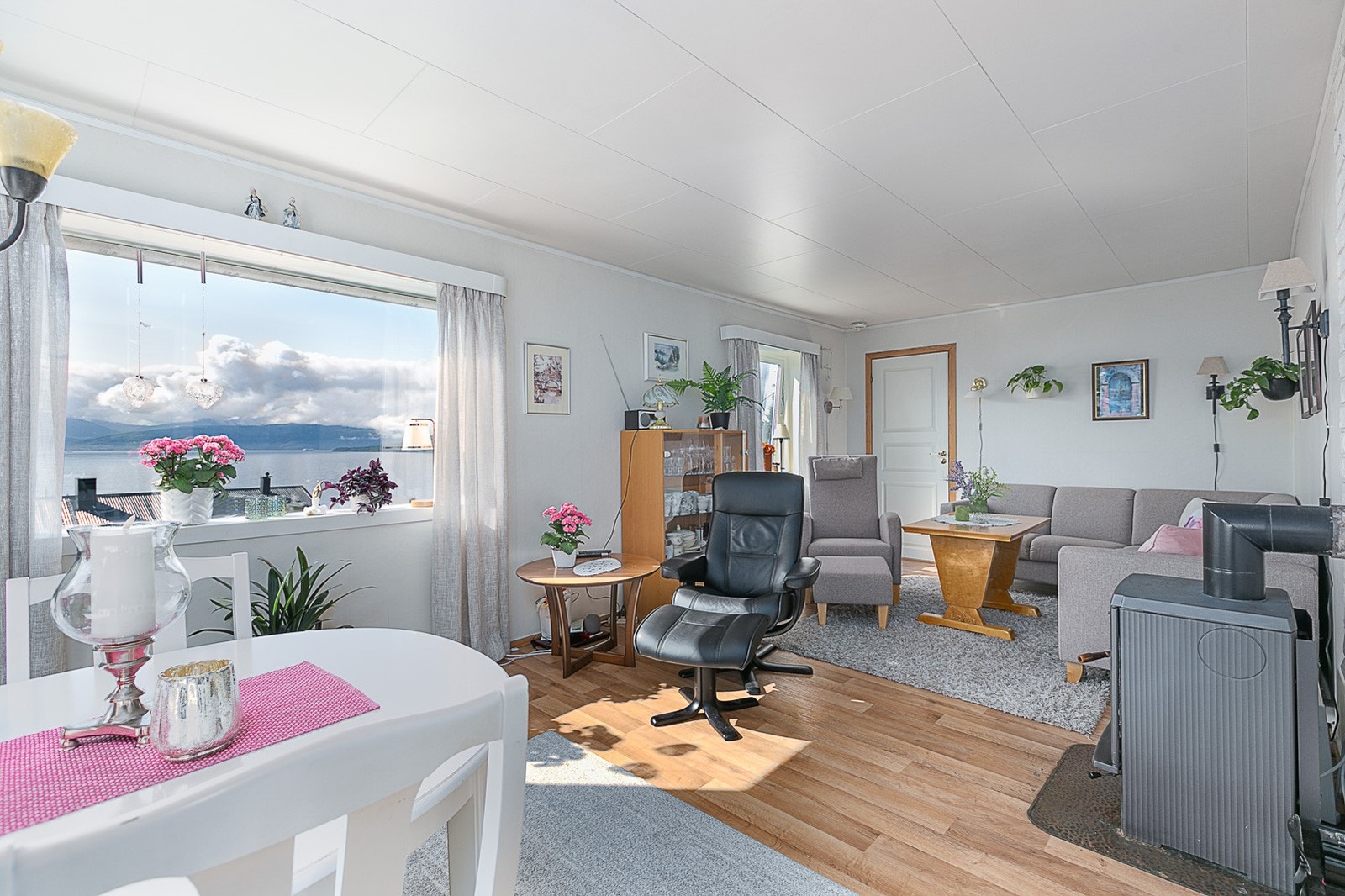 Lys stue i boligens første etasje, dør til soverom i bakkant. Galleribilde
