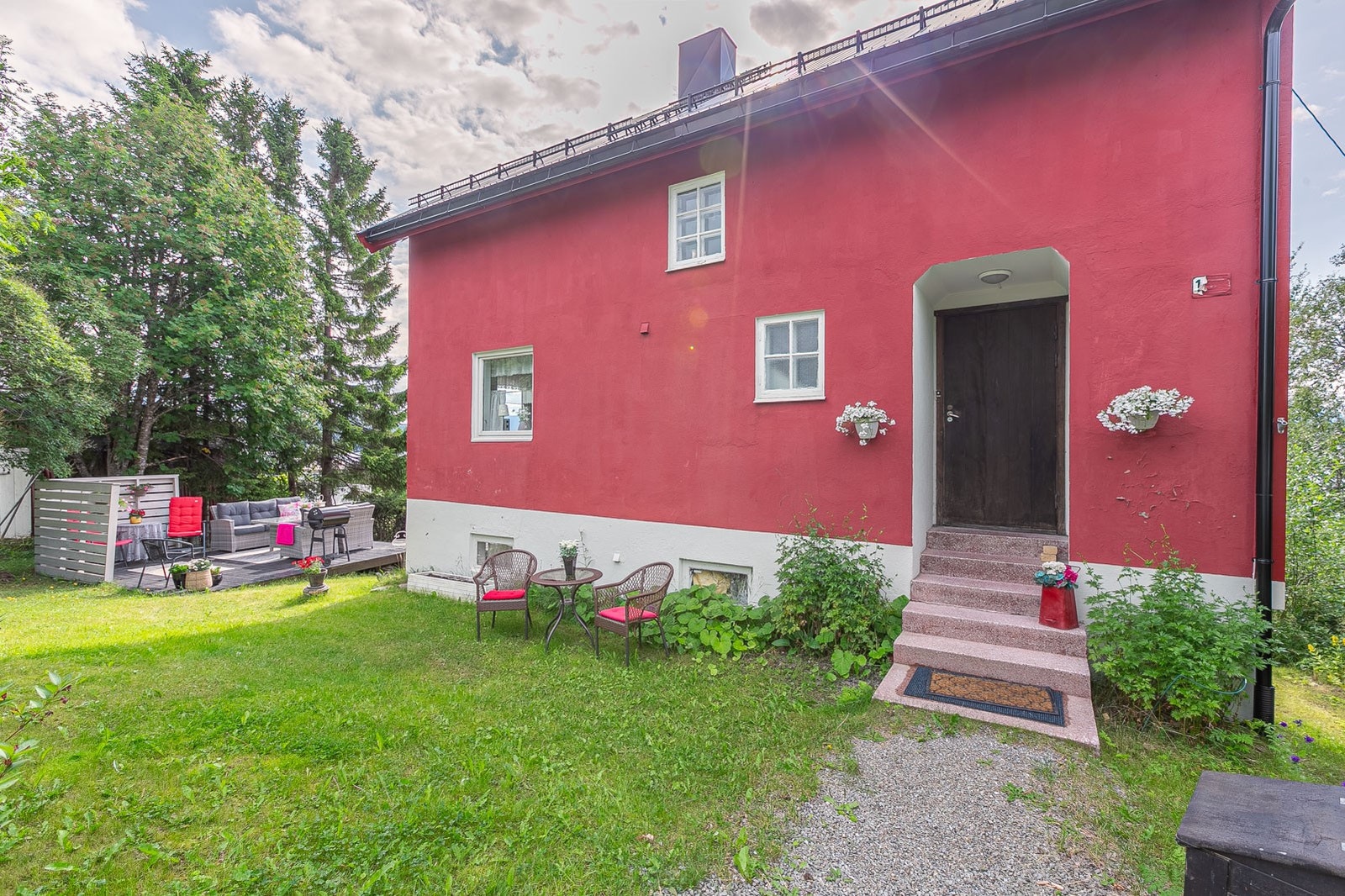 Delvis overbygd inngangsparti. Galleribilde